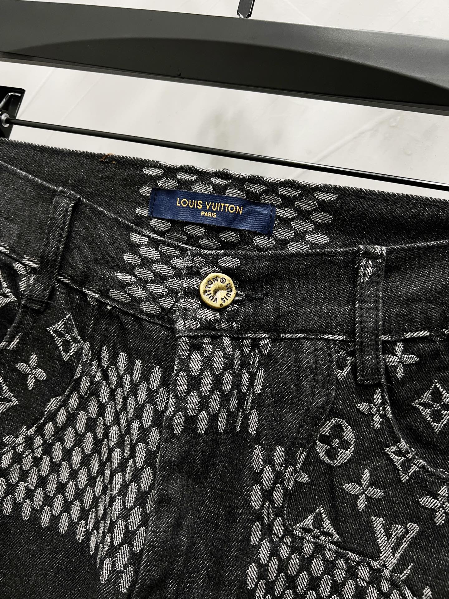 p130💰
款号：【M906】（外套款号【M804】）
路易威登lv牛仔裤25新品  特定最新品牌皮标 重磅单品~私渠稀有臻品! 无论从版型 面料 五金配件的小细节,都能让你无从挑剔! 客供五金辅料 进口客供定织牛仔棉布面料,时尚又个性 超级百搭好看的一款 人手必备款 颜值相当高 
尺码：m～xxl