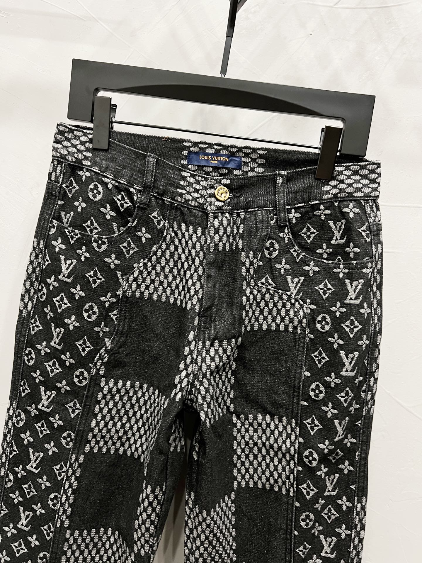 p130💰
款号：【M906】（外套款号【M804】）
路易威登lv牛仔裤25新品  特定最新品牌皮标 重磅单品~私渠稀有臻品! 无论从版型 面料 五金配件的小细节,都能让你无从挑剔! 客供五金辅料 进口客供定织牛仔棉布面料,时尚又个性 超级百搭好看的一款 人手必备款 颜值相当高 
尺码：m～xxl