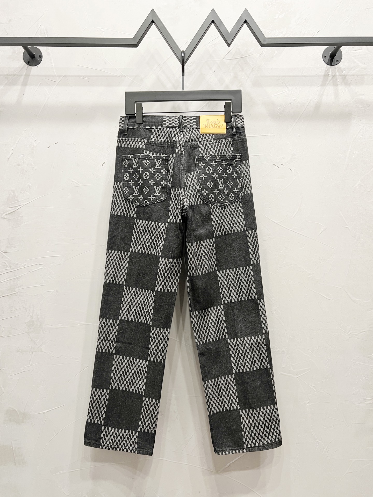 p130💰
款号：【M906】（外套款号【M804】）
路易威登lv牛仔裤25新品  特定最新品牌皮标 重磅单品~私渠稀有臻品! 无论从版型 面料 五金配件的小细节,都能让你无从挑剔! 客供五金辅料 进口客供定织牛仔棉布面料,时尚又个性 超级百搭好看的一款 人手必备款 颜值相当高 
尺码：m～xxl