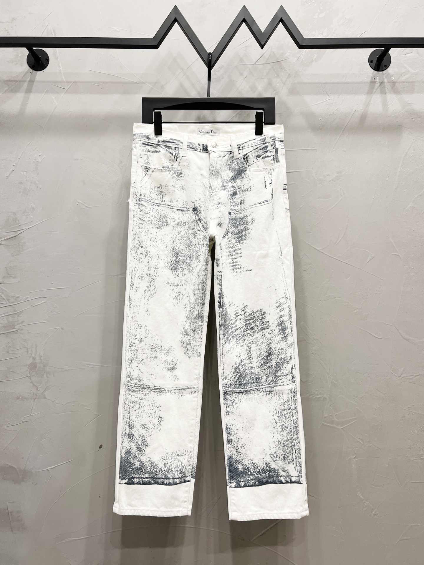 p150
款号:【M908】(外套款号【M838】)
DIOR迪奥 工装效果印花五口袋牛仔裤 男女款
顶级天花板品质
不同水洗质感的款式,对腿细腿粗人士十分友好,直筒修身的版型十分修饰腿型 永不过时的适中长度,搭配起来轻松随意,各种风格的造型基础,衣橱中的必备款!
面料硬挺的同时又做到了上身柔软而不失质感的效果,
洗水工艺更是做到了极致,人手必备款!!!
水洗麦 吊牌 裤标 三标齐全
Color:多色
Size:30、32、34、36