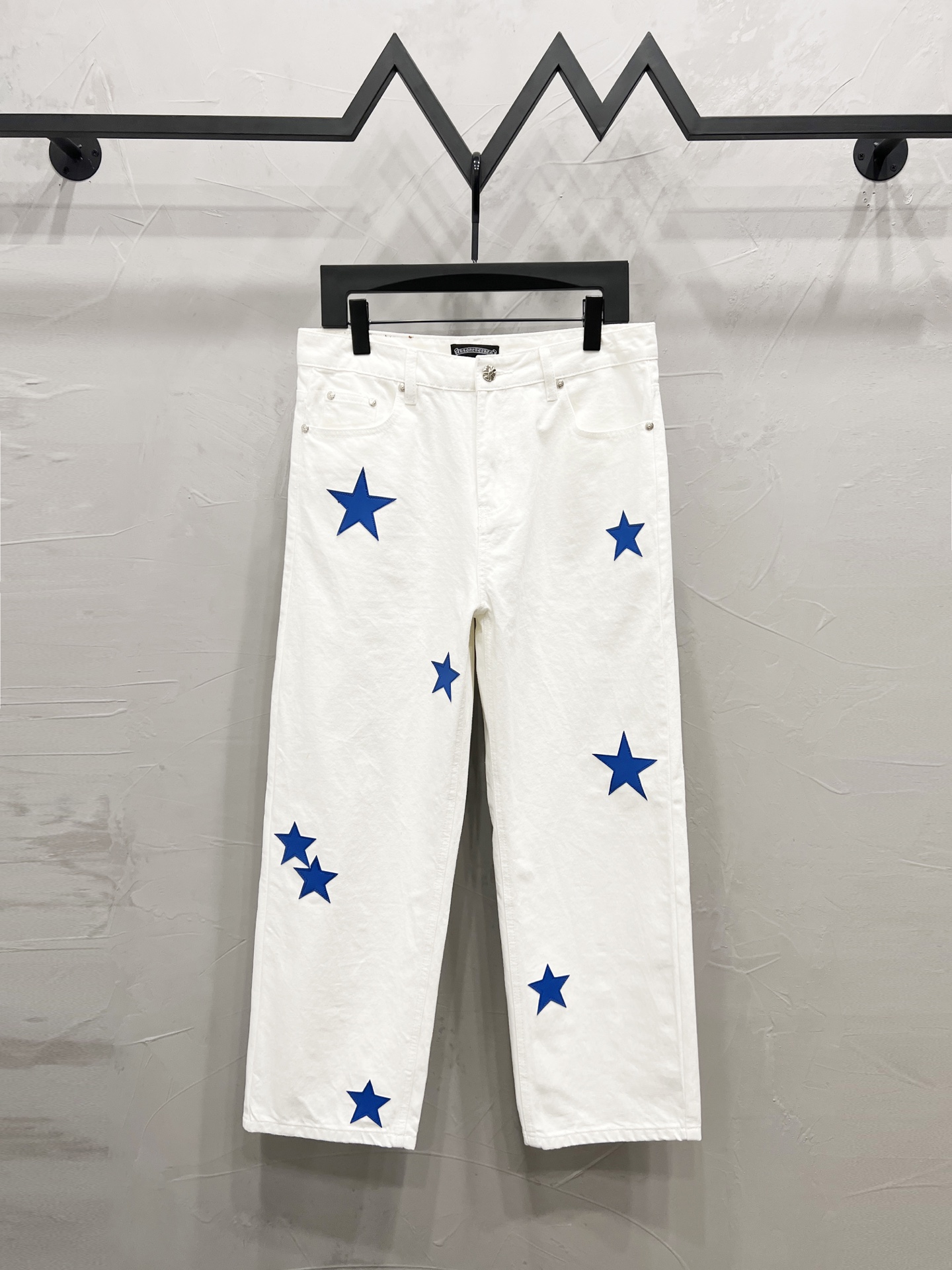 款号:【M910】 Chrome hearts & 克罗心 25ss蓝色五角星架贴皮牛仔裤 CH克罗心双膝五角星架贴皮bo1版型伐木裤直筒工 装裤 B136 克罗心十字架梵文工装裤 柜价32W 级别,贴布十字花点缀,高腰水洗牛仔裤 绝对高端的奢华产物,1.9W级别的神级单 品超火的人气产物,顶级重工打造,不可错过的 炸街法宝 关于藏银 这是一个绝顶奢华的时尚品牌也可以被称之为高街的贵族一直都是一些潮人或者富二代的专属品牌比起一般的高街来说,它更加的奢华 高贵比起奢侈品牌来说,它更加的时髦个性也一 直是我情有独钟的一个品牌 使用进口纱线定织出高密度斜纹帆布,在保证版 型挺括的同时,面料手感也非常细腻,遵循 B01经典版型,上身挺括有型,成衣做石磨酵洗工艺,可以搭配任何风格 扣子及拉锌均洗用正品 YKK 复古金属产品 正面双 媵双层帆布 细节完美 五金全部完美 Color:白裤贴皮五角星