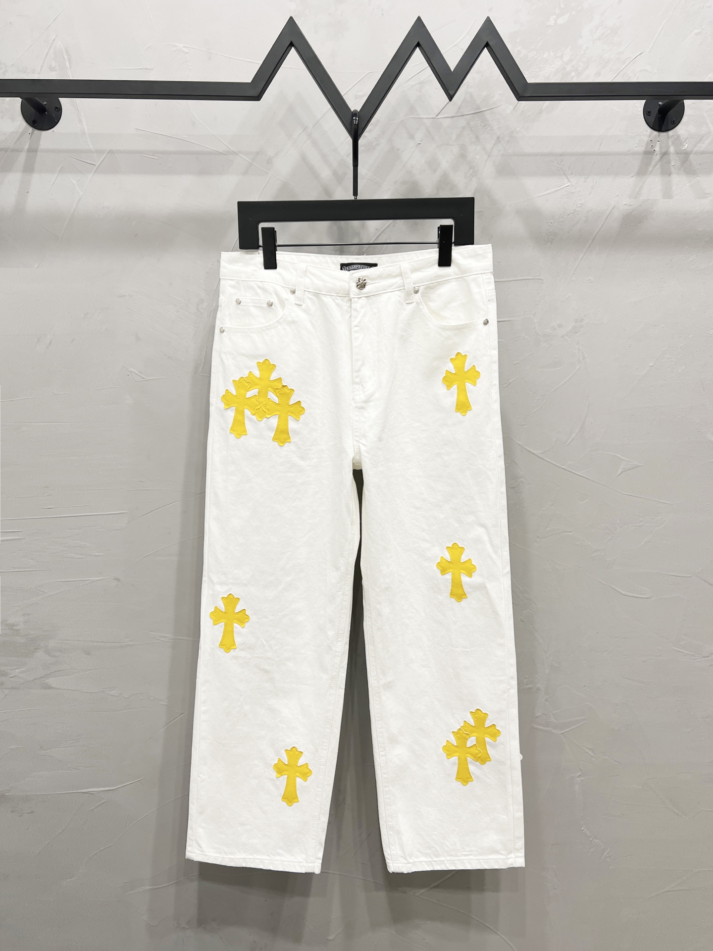 款号:【M911】 Chrome hearts & 克罗心 25ss黄色十字架贴皮牛仔裤 克罗心的伐木裤来了 CH克罗心双膝十字架贴皮bo1版型伐木裤直筒工 装裤 B136 克罗心十字架梵文工装裤 柜价32W 级别,贴布十字花点缀,高腰水洗牛仔裤 绝对高端的奢华产物,1.9W级别的神级单 品超火的人气产物,顶级重工打造,不可错过的 炸街法宝 关于藏银 这是一个绝顶奢华的时尚品牌也可以被称之为高街的贵族一直都是一些潮人或者富二代的专属品牌比起一般的高街来说,它更加的奢华 高贵比起奢侈品牌来说,它更加的时髦个性也一 直是我情有独钟的一个品牌 使用进口纱线定织出高密度斜纹帆布,在保证版 型挺括的同时,面料手感也非常细腻,遵循 B01经典版型,上身挺括有型,成衣做石磨酵洗工艺,可以搭配任何风格 扣子及拉锌均洗用正品 YKK 复古金属产品 正面双 媵双层帆布 细节完美 五金全部完美 Color:白裤黄皮