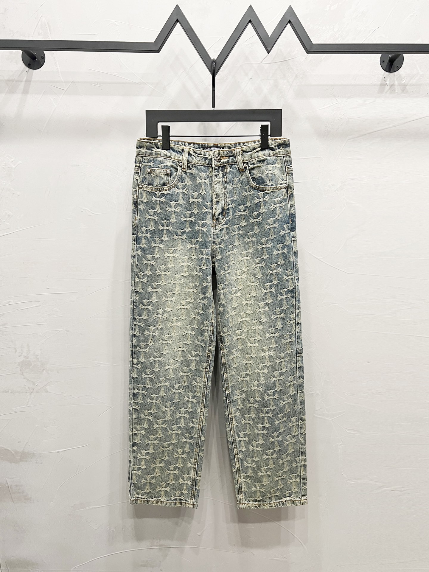 p125💰
款号：【M914】
Chrome hearts & 克罗心  25ss浅蓝提花皮牛仔裤

，高腰水洗牛仔裤！！绝对高端的奢华产物，1.9W级别的神级单 品超火的人气产物，顶级重工打造，不可错过的 炸街法宝 关于藏银 这是一个绝顶奢华的时尚品牌也可以被称之为高街的贵族一直都是一些潮人或者富二代的专属品牌比起一般的高街来说，它更加的奢华 高贵比起奢侈品牌来说，它更加的时髦个性也一 直是我情有独钟的一个品牌 使用进口纱线定织出高密度斜纹帆布，在保证版 型挺括的同时，面料手感也非常细腻，遵循 B01经典版型，上身挺括有型，成衣做石磨酵洗工艺，可以搭配任何风格 扣子及拉锌均洗用正品 复古金属产品 正面双 媵双层帆布 细节完美 五金全部完美 

Size：30-32-34-36
Color：提花牛仔裤