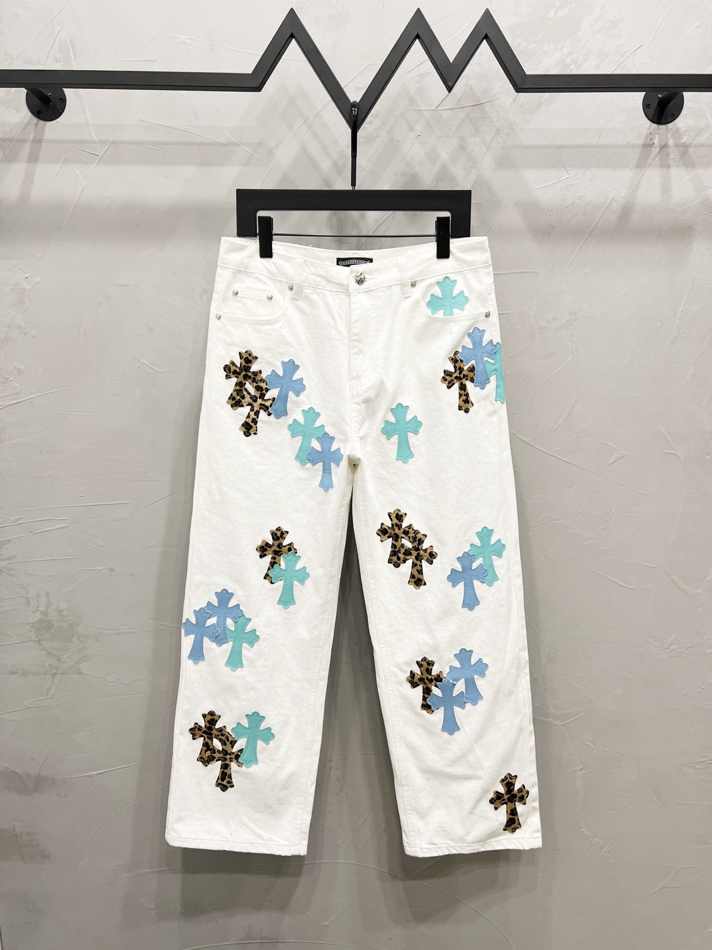 款号:【M915】 Chrome hearts & 克罗心 25ss蓝皮豹纹十字架贴皮牛仔裤 克罗心的伐木裤来了 CH克罗心双膝十字架贴皮bo1版型伐木裤直筒工 装裤 B136 克罗心十字架梵文工装裤 柜价32W 级别,贴布十字花点缀,高腰水洗牛仔裤 绝对高端的奢华产物,1.9W级别的神级单 品超火的人气产物,顶级重工打造,不可错过的 炸街法宝 关于藏银 这是一个绝顶奢华的时尚品牌也可以被称之为高街的贵族一直都是一些潮人或者富二代的专属品牌比起一般的高街来说,它更加的奢华 高贵比起奢侈品牌来说,它更加的时髦个性也一 直是我情有独钟的一个品牌 使用进口纱线定织出高密度斜纹帆布,在保证版 型挺括的同时,面料手感也非常细腻,遵循 B01经典版型,上身挺括有型,成衣做石磨酵洗工艺,可以搭配任何风格 扣子及拉锌均洗用正品 YKK 复古金属产品 正面双 媵双层帆布 细节完美 五金全部完美 Color:白裤蓝皮豹纹
