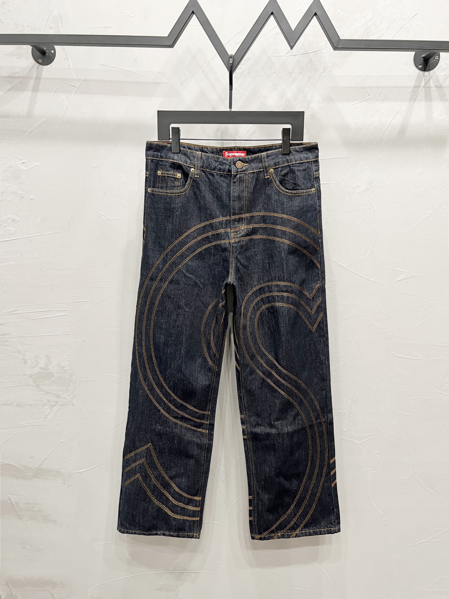 p130 款号：【M918】 Supreme SS25 S Logo Rigid Baggy Jean S徽标图案宽松直筒美式潮流牛仔裤 男女同款,马思维同款。