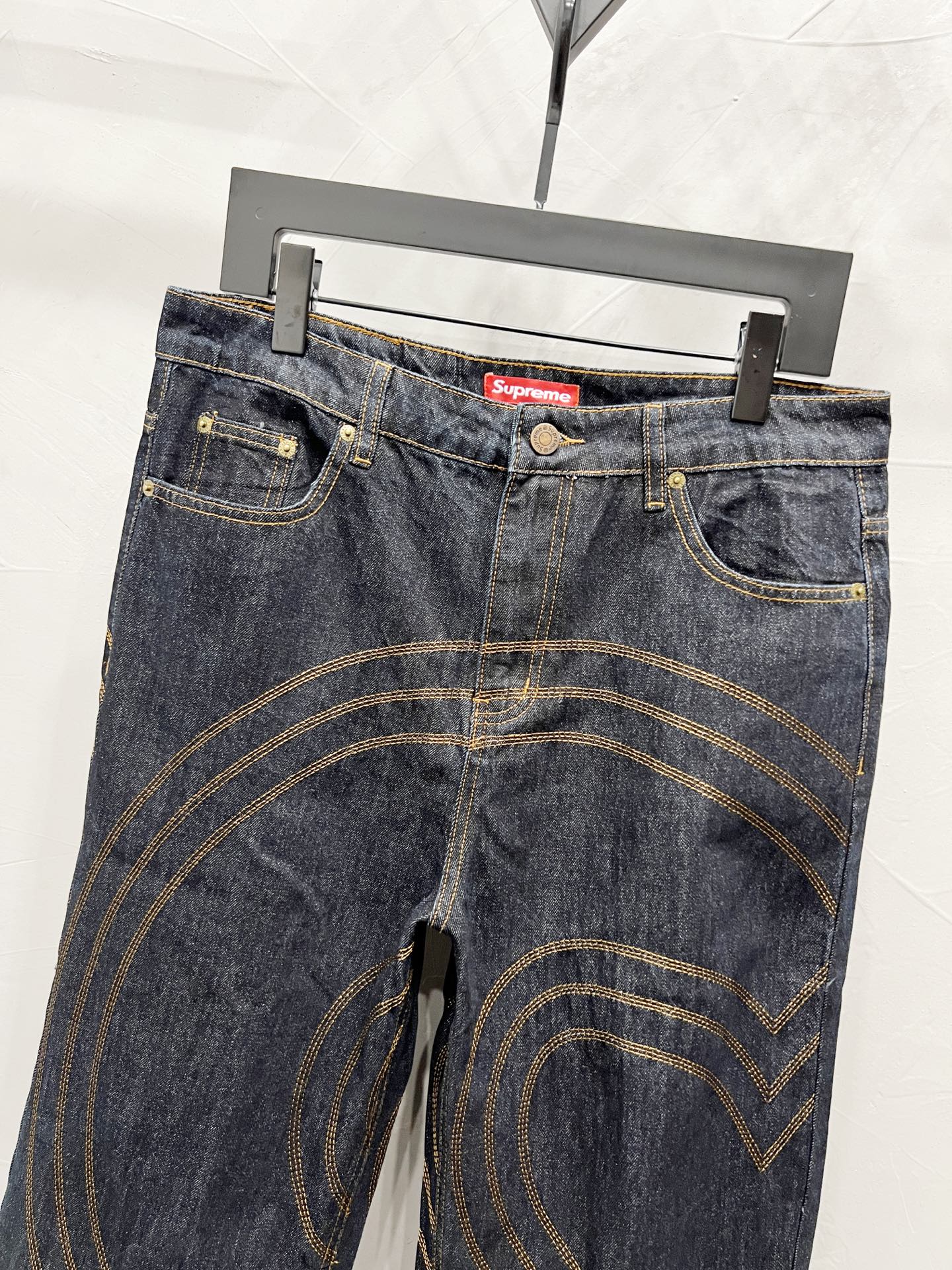 p130 款号：【M918】 Supreme SS25 S Logo Rigid Baggy Jean S徽标图案宽松直筒美式潮流牛仔裤 男女同款,马思维同款。