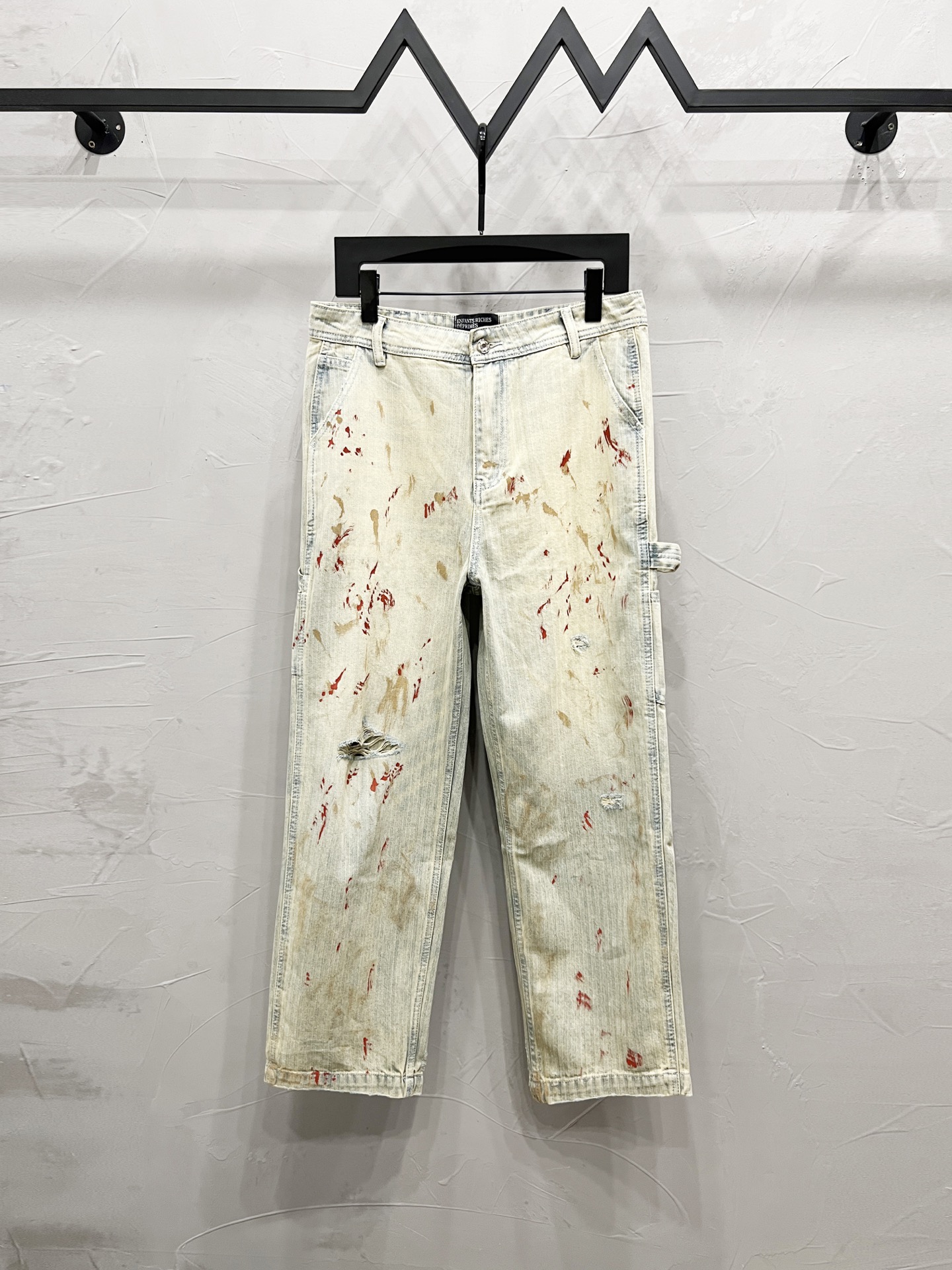 P145
款号【M1211】
ENFANTS RICHES DEPRIMES SS24 做旧徽标贴片直筒休闲裤 男女同款 山核桃条纹
顶级天花板品质
不同水洗质感的款式,对腿细腿粗人士十分友好,直筒修身的版型十分修饰腿型 永不过时的适中长度,搭配起来轻松随意,各种风格的造型基础,衣橱中的必备款!
面料硬挺的同时又做到了上身柔软而不失质感的效果,
洗水工艺更是做到了极致,人手必备款!!!
水洗麦 吊牌 裤标 三标齐全
Color:浅
Size:30、32、34、36