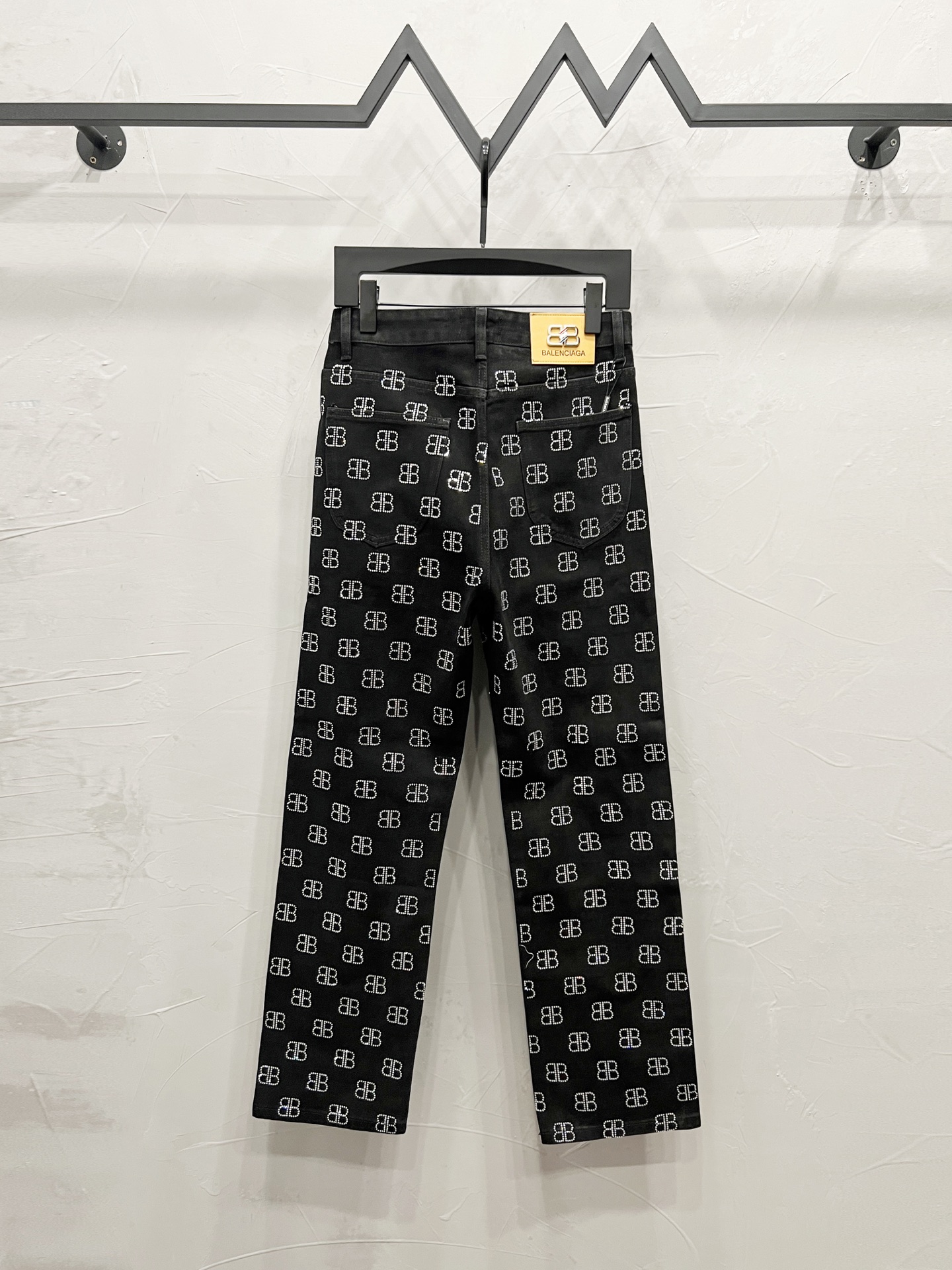 P175
款号:【M1219】
Balenciaga巴黎世家字母限定款镶钻满钻烫钻双B牛仔裤
全身饰满天星镶钻满钻烫钻烫钻字母设计 尽显施华洛世奇水钻的感角, 采用优质水洗面料 这款牛仔通体缀饰水晶互扣式双B斜纹,让人眼前一亮的通体logo自带气质感 为整个廓形注入新鲜活力。巴黎世家皮牌标签更显设计匠心,为整个款型融入浓厚的品牌标识魅力。尽显奢华 经典耐穿 全部辅料定制
2023最新品,原单狠货,水洗休闲牛仔裤,进口原版水洗弹力面料,舒适有弹性,原版五金辅料装饰logo,版型超正,档次极高,专柜品质,上身时尚有型
印花采用进口白沫印花,定制纽扣,YKK拉 链
辅料全套一比一开模定制
Color:黑色
Size:28-30-32-34-36(S-XXL)