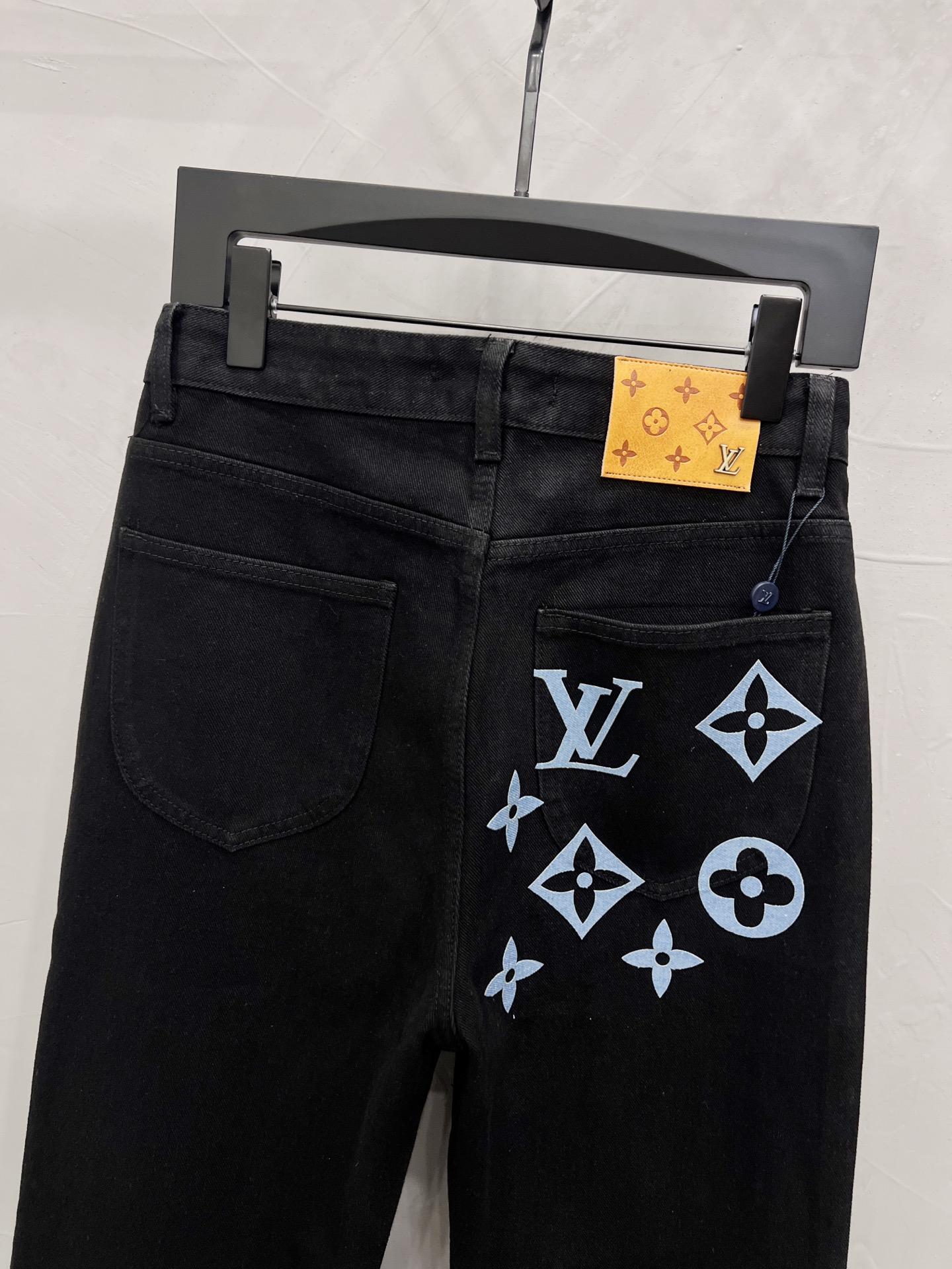 款号:【M1814】 LOUIS VUITTON SS25 口袋大logo印花直筒牛仔裤 顶级天花板品质 不同水洗质感的款式,对腿细腿粗人士十分友好,直筒修身的版型十分修饰腿型 永不过时的适中长度,搭配起来轻松随意,各种风格的造型基础,衣橱中的必备款! 面料硬挺的同时又做到了上身柔软而不失质感的效果, 洗水工艺更是做到了极致,人手必备款 水洗麦 吊牌 裤标 三标齐全 Color:黑