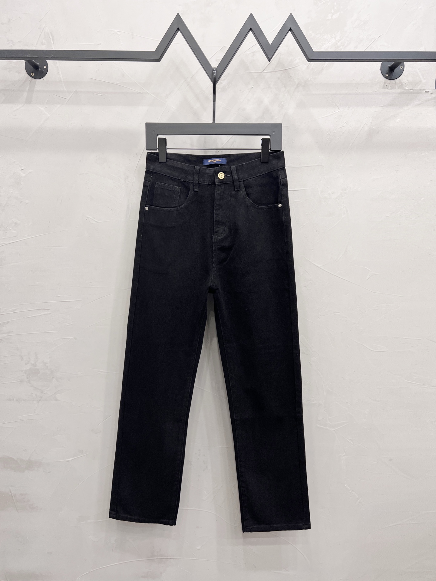 款号:【M1814】 LOUIS VUITTON SS25 口袋大logo印花直筒牛仔裤 顶级天花板品质 不同水洗质感的款式,对腿细腿粗人士十分友好,直筒修身的版型十分修饰腿型 永不过时的适中长度,搭配起来轻松随意,各种风格的造型基础,衣橱中的必备款! 面料硬挺的同时又做到了上身柔软而不失质感的效果, 洗水工艺更是做到了极致,人手必备款 水洗麦 吊牌 裤标 三标齐全 Color:黑