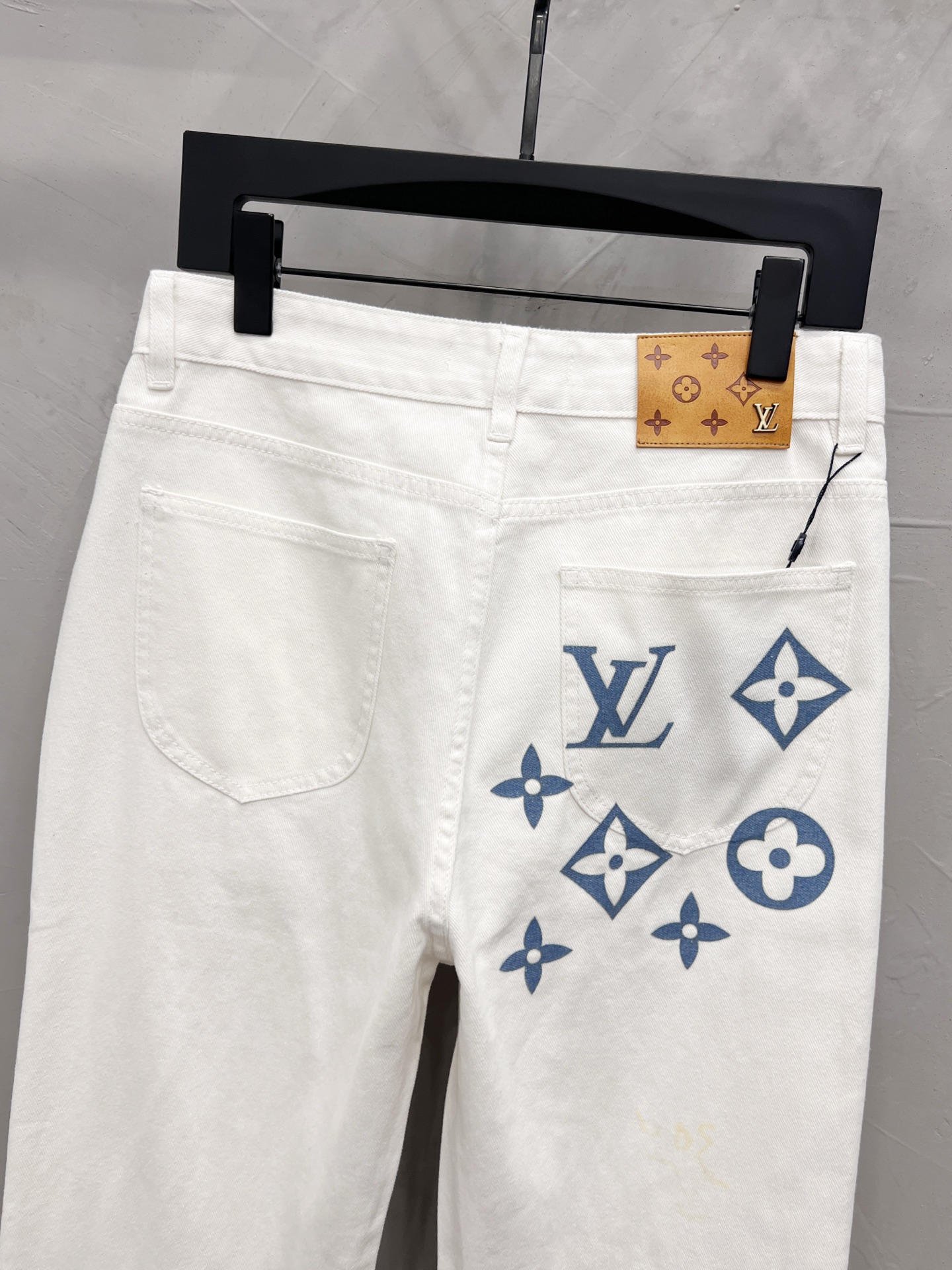 款号:【M1815】 LOUIS VUITTON SS25 口袋大logo印花直筒牛仔裤 顶级天花板品质 不同水洗质感的款式,对腿细腿粗人士十分友好,直筒修身的版型十分修饰腿型 永不过时的适中长度,搭配起来轻松随意,各种风格的造型基础,衣橱中的必备款! 面料硬挺的同时又做到了上身柔软而不失质感的效果, 洗水工艺更是做到了极致,人手必备款 水洗麦 吊牌 裤标 三标齐全 Color:白