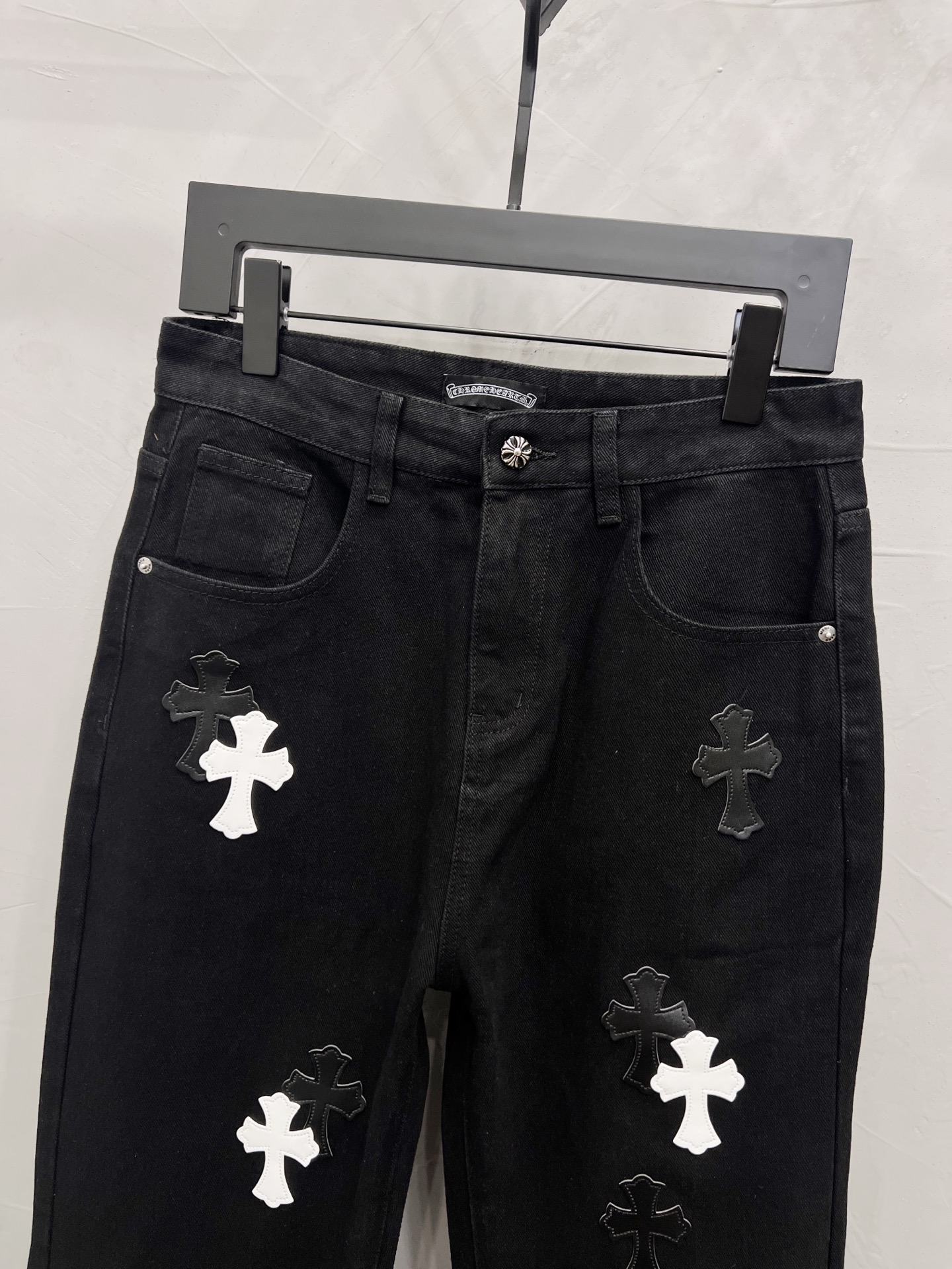 P190




款号：【M1800】
Chrome hearts & 克罗心  25ss黑白皮十字架贴皮牛仔裤
CH克罗心双膝十字架贴皮bo1版型直筒工 装裤 B136 克罗心十字架梵文工装裤 柜价82W 级别，贴布十字花点缀，高腰水洗牛仔裤！！绝对高端的奢华产物，1.9W级别的神级单 品超火的人气产物，顶级重工打造，不可错过的 炸街法宝 关于藏银 这是一个绝顶奢华的时尚品牌也可以被称之为高街的贵族一直都是一些潮人或者富二代的专属品牌比起一般的高街来说，它更加的奢华 高贵比起奢侈品牌来说，它更加的时髦个性也一 直是我情有独钟的一个品牌 使用进口纱线定织出高密度斜纹帆布，在保证版 型挺括的同时，面料手感也非常细腻，遵循 B01经典版型，上身挺括有型，成衣做石磨酵洗工艺，可以搭配任何风格 扣子及拉锌均洗用正品 YKK 复古金属产品 正面双 媵双层帆布 细节完美 五金全部完美 

Size：28-30-32-34-36
Color：黑