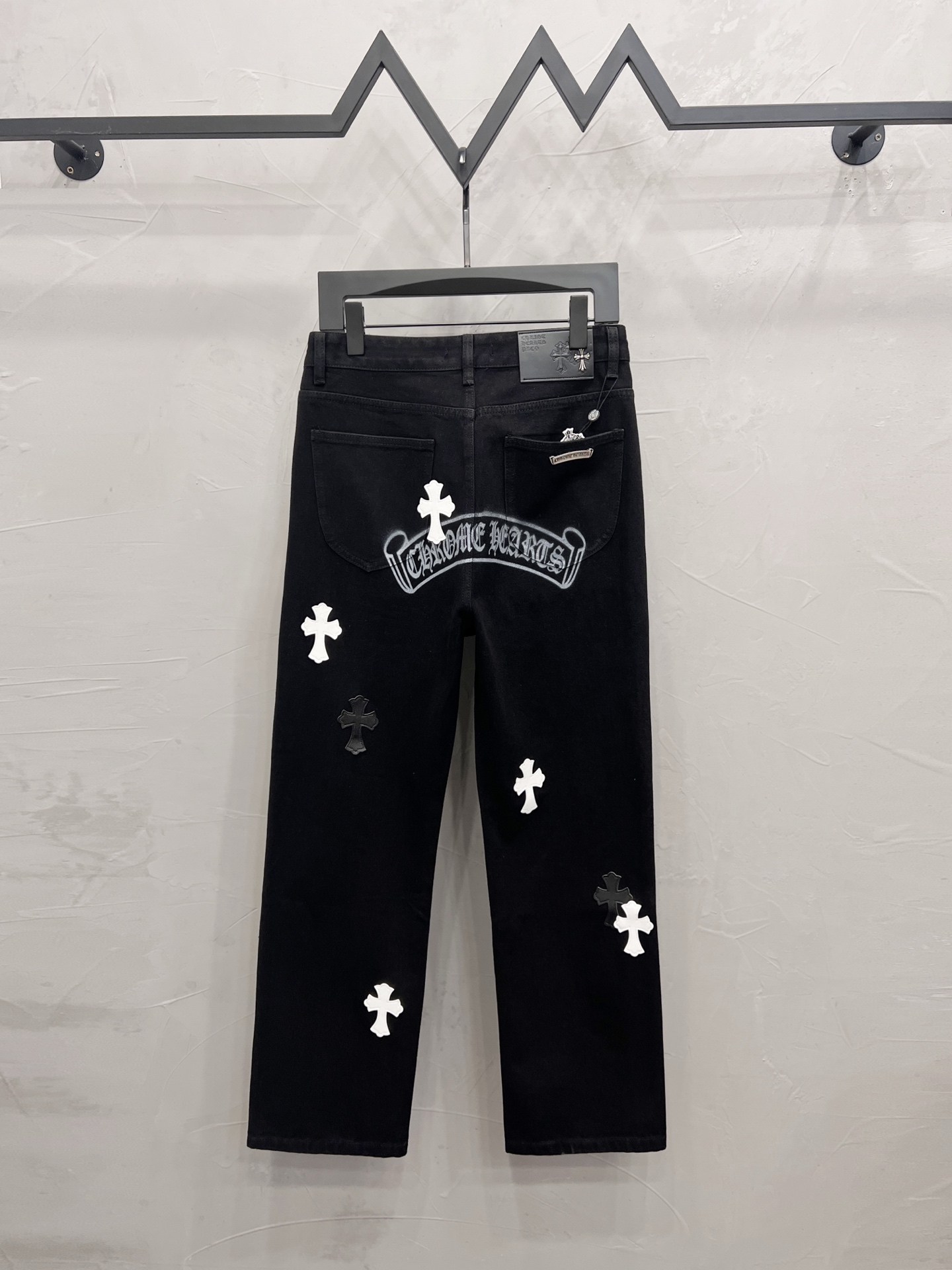 P190




款号：【M1800】
Chrome hearts & 克罗心  25ss黑白皮十字架贴皮牛仔裤
CH克罗心双膝十字架贴皮bo1版型直筒工 装裤 B136 克罗心十字架梵文工装裤 柜价82W 级别，贴布十字花点缀，高腰水洗牛仔裤！！绝对高端的奢华产物，1.9W级别的神级单 品超火的人气产物，顶级重工打造，不可错过的 炸街法宝 关于藏银 这是一个绝顶奢华的时尚品牌也可以被称之为高街的贵族一直都是一些潮人或者富二代的专属品牌比起一般的高街来说，它更加的奢华 高贵比起奢侈品牌来说，它更加的时髦个性也一 直是我情有独钟的一个品牌 使用进口纱线定织出高密度斜纹帆布，在保证版 型挺括的同时，面料手感也非常细腻，遵循 B01经典版型，上身挺括有型，成衣做石磨酵洗工艺，可以搭配任何风格 扣子及拉锌均洗用正品 YKK 复古金属产品 正面双 媵双层帆布 细节完美 五金全部完美 

Size：28-30-32-34-36
Color：黑