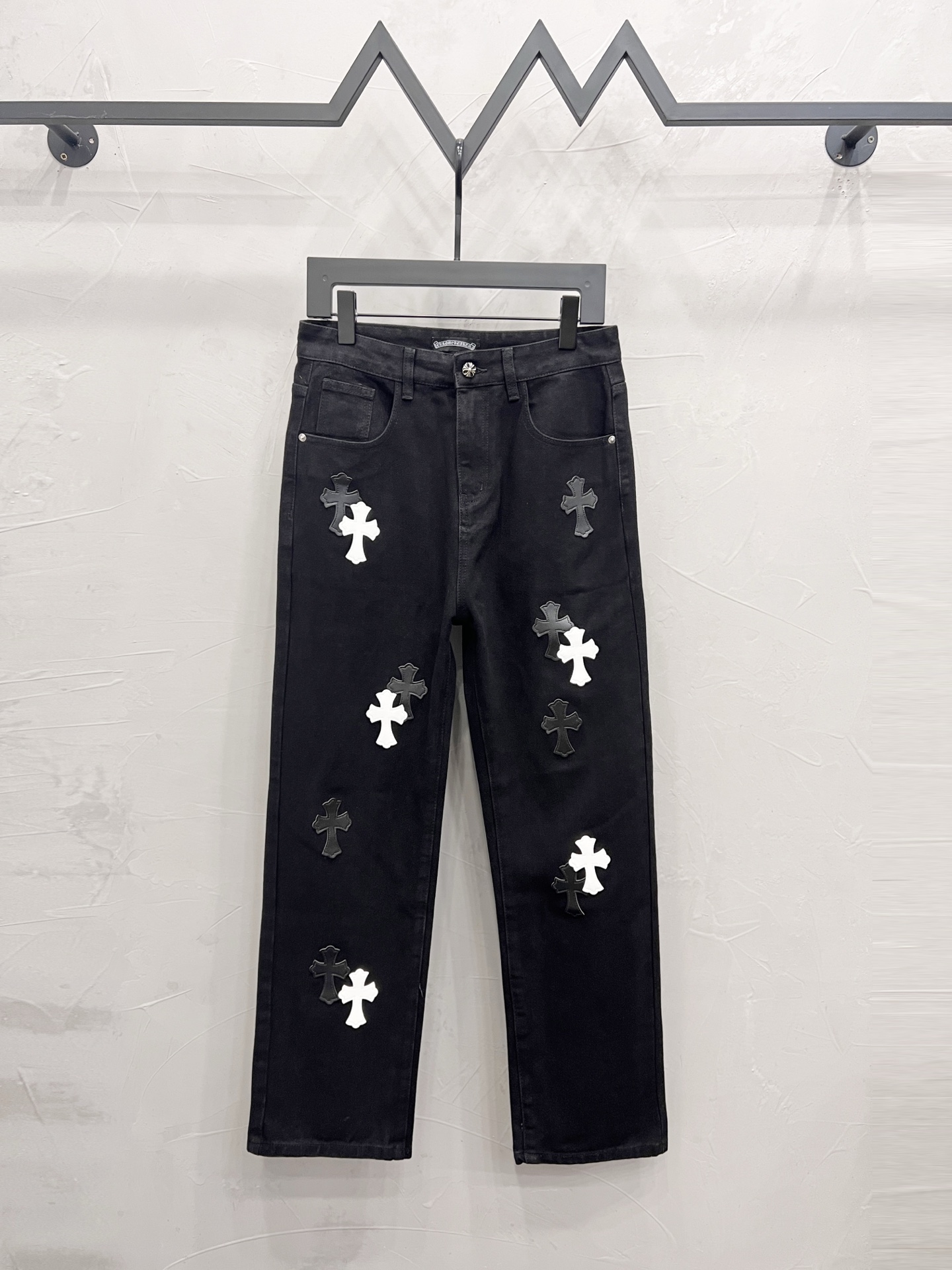 P190




款号：【M1800】
Chrome hearts & 克罗心  25ss黑白皮十字架贴皮牛仔裤
CH克罗心双膝十字架贴皮bo1版型直筒工 装裤 B136 克罗心十字架梵文工装裤 柜价82W 级别，贴布十字花点缀，高腰水洗牛仔裤！！绝对高端的奢华产物，1.9W级别的神级单 品超火的人气产物，顶级重工打造，不可错过的 炸街法宝 关于藏银 这是一个绝顶奢华的时尚品牌也可以被称之为高街的贵族一直都是一些潮人或者富二代的专属品牌比起一般的高街来说，它更加的奢华 高贵比起奢侈品牌来说，它更加的时髦个性也一 直是我情有独钟的一个品牌 使用进口纱线定织出高密度斜纹帆布，在保证版 型挺括的同时，面料手感也非常细腻，遵循 B01经典版型，上身挺括有型，成衣做石磨酵洗工艺，可以搭配任何风格 扣子及拉锌均洗用正品 YKK 复古金属产品 正面双 媵双层帆布 细节完美 五金全部完美 

Size：28-30-32-34-36
Color：黑