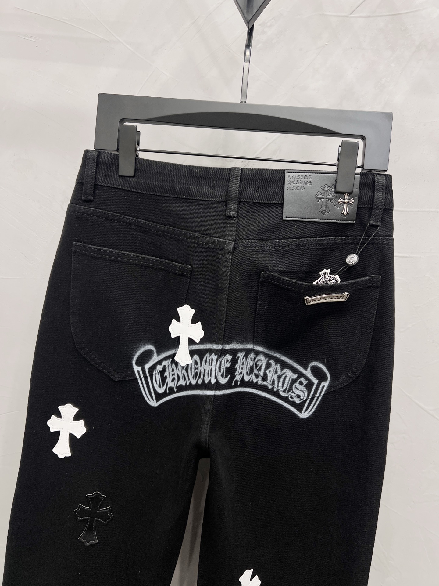 P190




款号：【M1800】
Chrome hearts & 克罗心  25ss黑白皮十字架贴皮牛仔裤
CH克罗心双膝十字架贴皮bo1版型直筒工 装裤 B136 克罗心十字架梵文工装裤 柜价82W 级别，贴布十字花点缀，高腰水洗牛仔裤！！绝对高端的奢华产物，1.9W级别的神级单 品超火的人气产物，顶级重工打造，不可错过的 炸街法宝 关于藏银 这是一个绝顶奢华的时尚品牌也可以被称之为高街的贵族一直都是一些潮人或者富二代的专属品牌比起一般的高街来说，它更加的奢华 高贵比起奢侈品牌来说，它更加的时髦个性也一 直是我情有独钟的一个品牌 使用进口纱线定织出高密度斜纹帆布，在保证版 型挺括的同时，面料手感也非常细腻，遵循 B01经典版型，上身挺括有型，成衣做石磨酵洗工艺，可以搭配任何风格 扣子及拉锌均洗用正品 YKK 复古金属产品 正面双 媵双层帆布 细节完美 五金全部完美 

Size：28-30-32-34-36
Color：黑