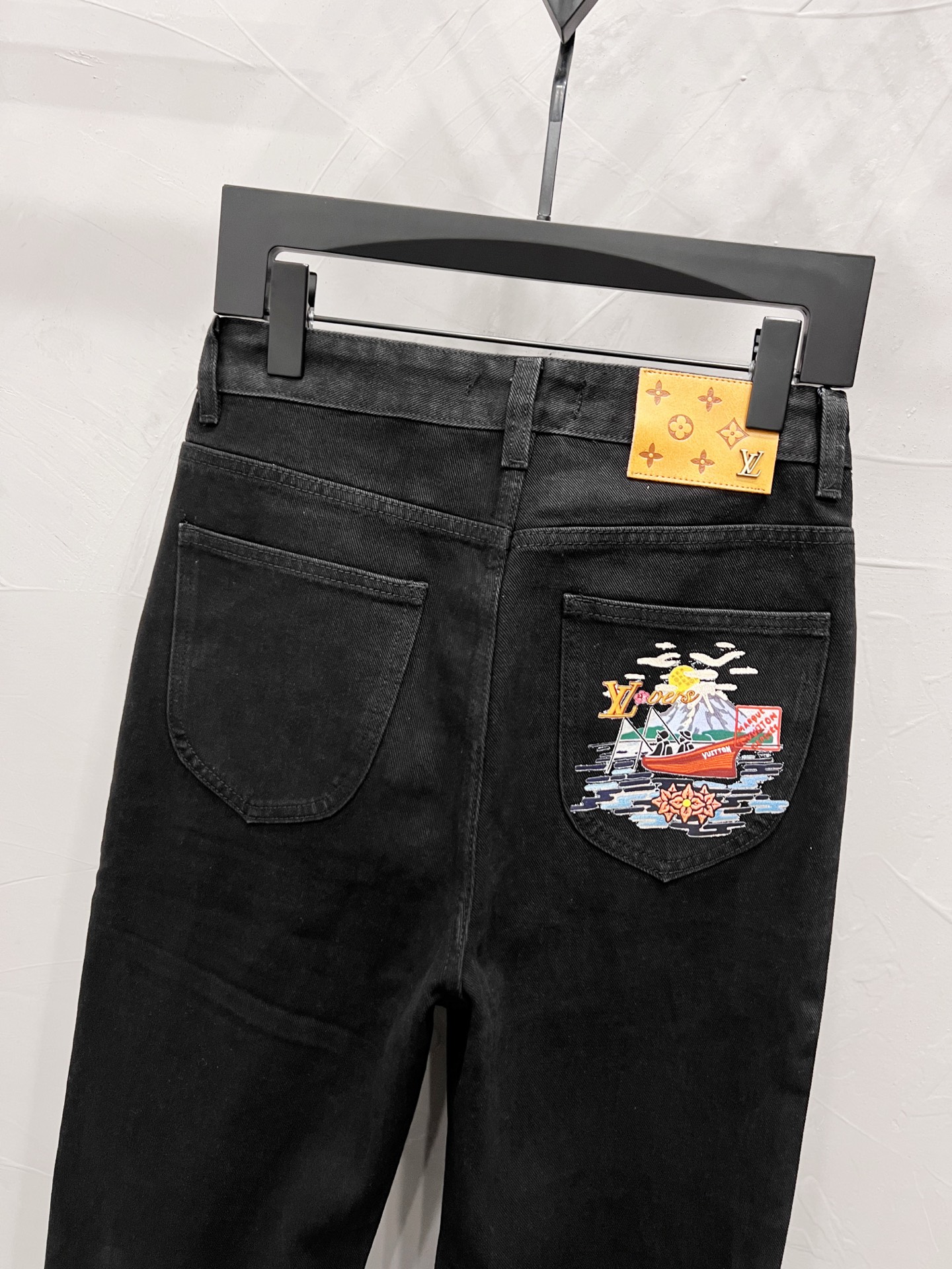P190



款号：【M2003】
LOUIS VUITTON SS26 口袋风景印花直筒牛仔裤
顶级天花板品质 
不同水洗质感的款式，对腿细腿粗人士十分友好，直筒修身的版型十分修饰腿型 永不过时的适中长度，搭配起来轻松随意，各种风格的造型基础，衣橱中的必备款！
面料硬挺的同时又做到了上身柔软而不失质感的效果，
洗水工艺更是做到了极致，人手必备款！！！
水洗麦 吊牌 裤标 三标齐全
Color：黑
Size：28、30、32、34、36