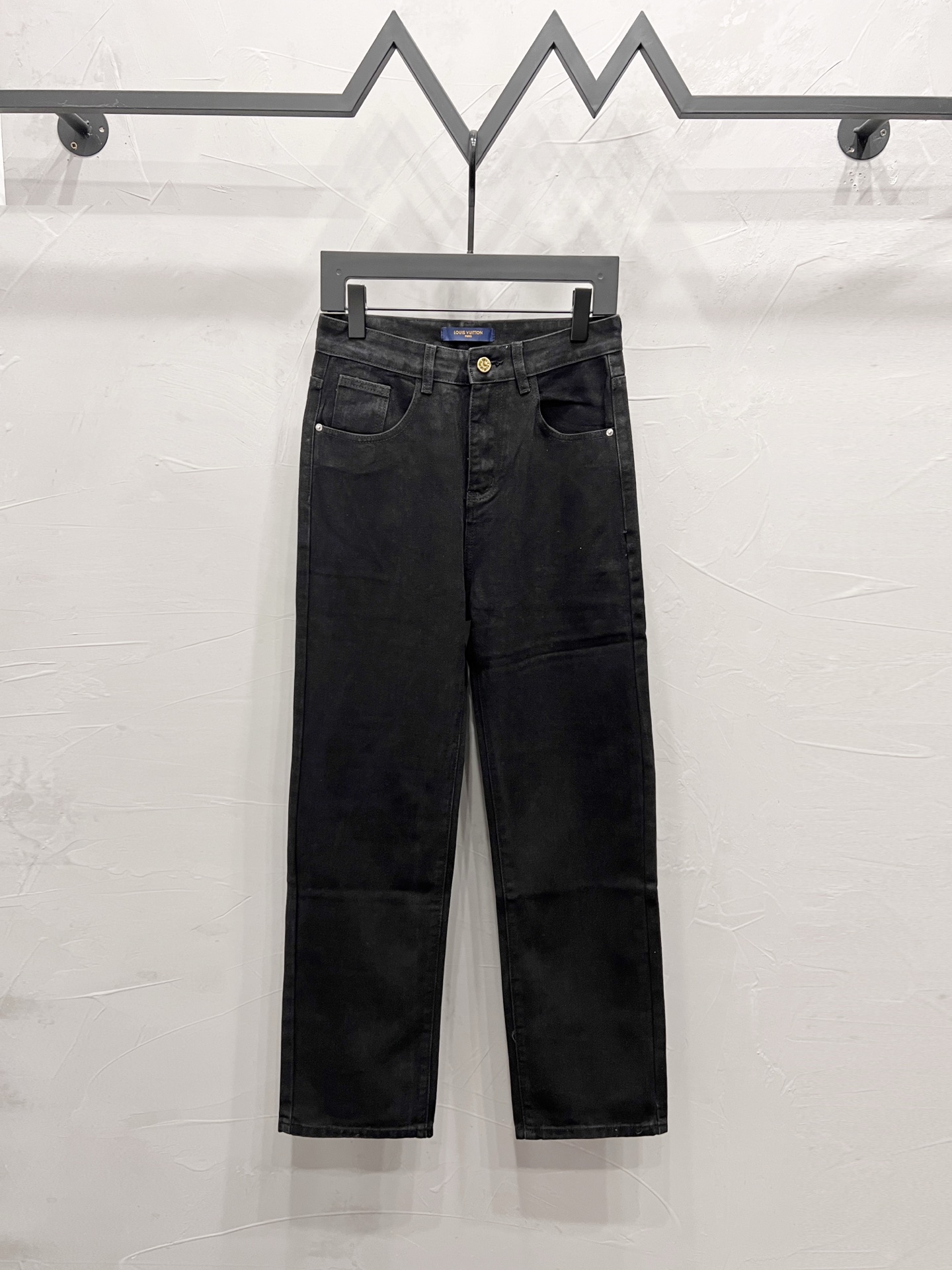 P190



款号：【M2003】
LOUIS VUITTON SS26 口袋风景印花直筒牛仔裤
顶级天花板品质 
不同水洗质感的款式，对腿细腿粗人士十分友好，直筒修身的版型十分修饰腿型 永不过时的适中长度，搭配起来轻松随意，各种风格的造型基础，衣橱中的必备款！
面料硬挺的同时又做到了上身柔软而不失质感的效果，
洗水工艺更是做到了极致，人手必备款！！！
水洗麦 吊牌 裤标 三标齐全
Color：黑
Size：28、30、32、34、36