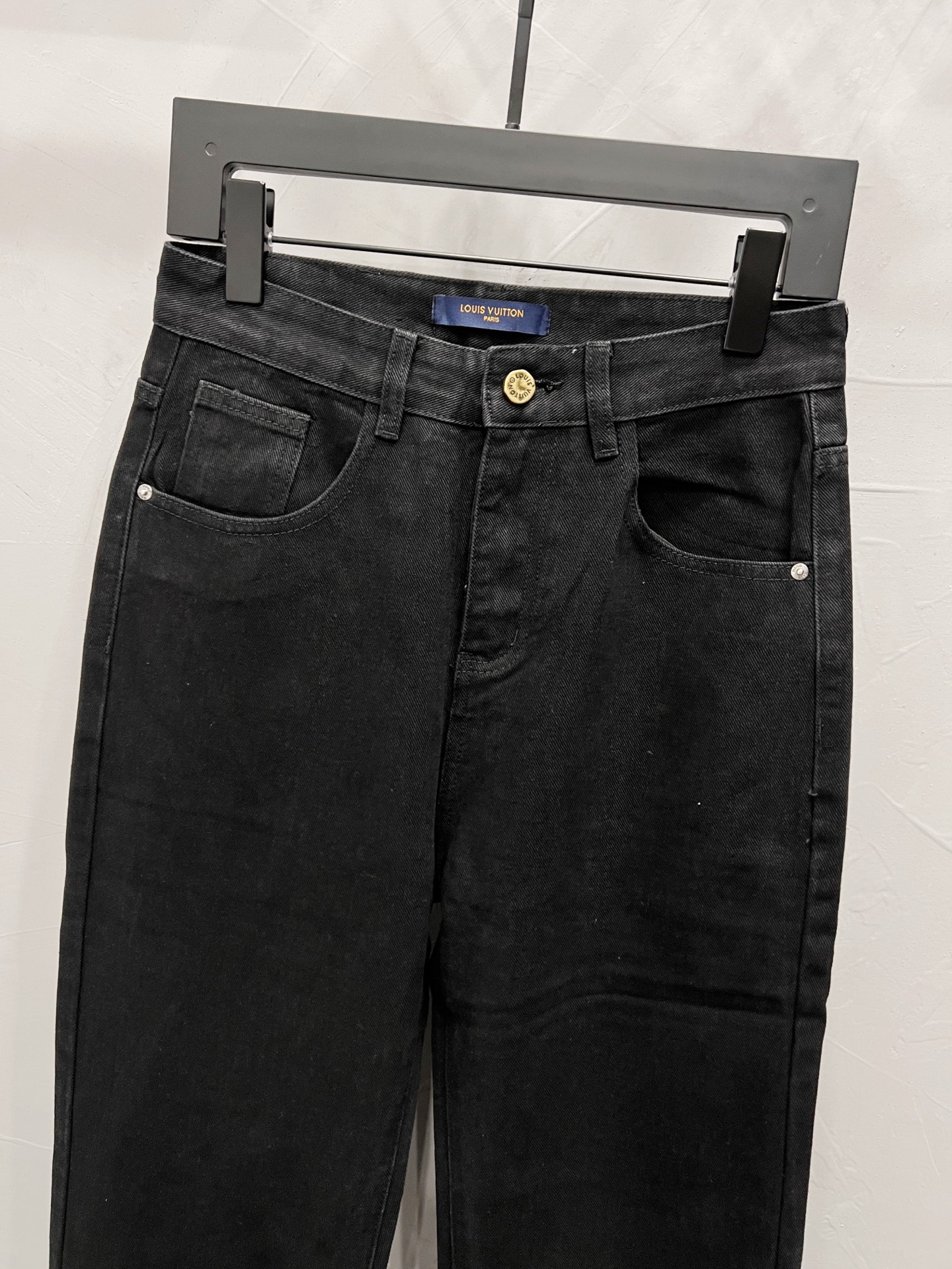P190



款号：【M2003】
LOUIS VUITTON SS26 口袋风景印花直筒牛仔裤
顶级天花板品质 
不同水洗质感的款式，对腿细腿粗人士十分友好，直筒修身的版型十分修饰腿型 永不过时的适中长度，搭配起来轻松随意，各种风格的造型基础，衣橱中的必备款！
面料硬挺的同时又做到了上身柔软而不失质感的效果，
洗水工艺更是做到了极致，人手必备款！！！
水洗麦 吊牌 裤标 三标齐全
Color：黑
Size：28、30、32、34、36