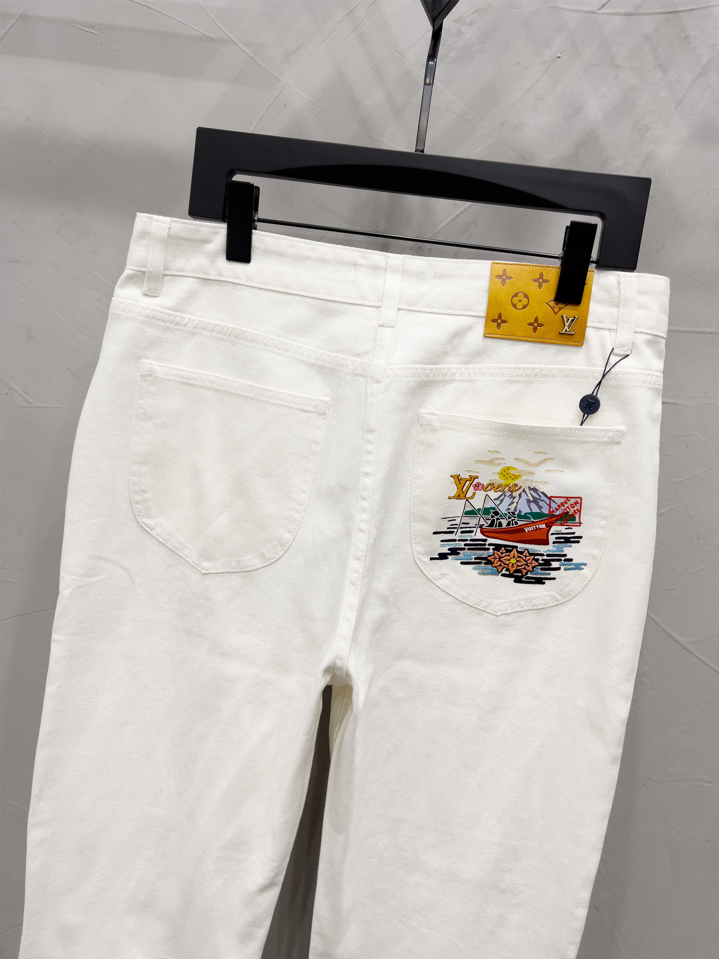 P190



款号：【M2005】
LOUIS VUITTON SS26 口袋风景印花直筒牛仔裤
顶级天花板品质 
不同水洗质感的款式，对腿细腿粗人士十分友好，直筒修身的版型十分修饰腿型 永不过时的适中长度，搭配起来轻松随意，各种风格的造型基础，衣橱中的必备款！
面料硬挺的同时又做到了上身柔软而不失质感的效果，
洗水工艺更是做到了极致，人手必备款！！！
水洗麦 吊牌 裤标 三标齐全
Color：白
Size：28、30、32、34、36