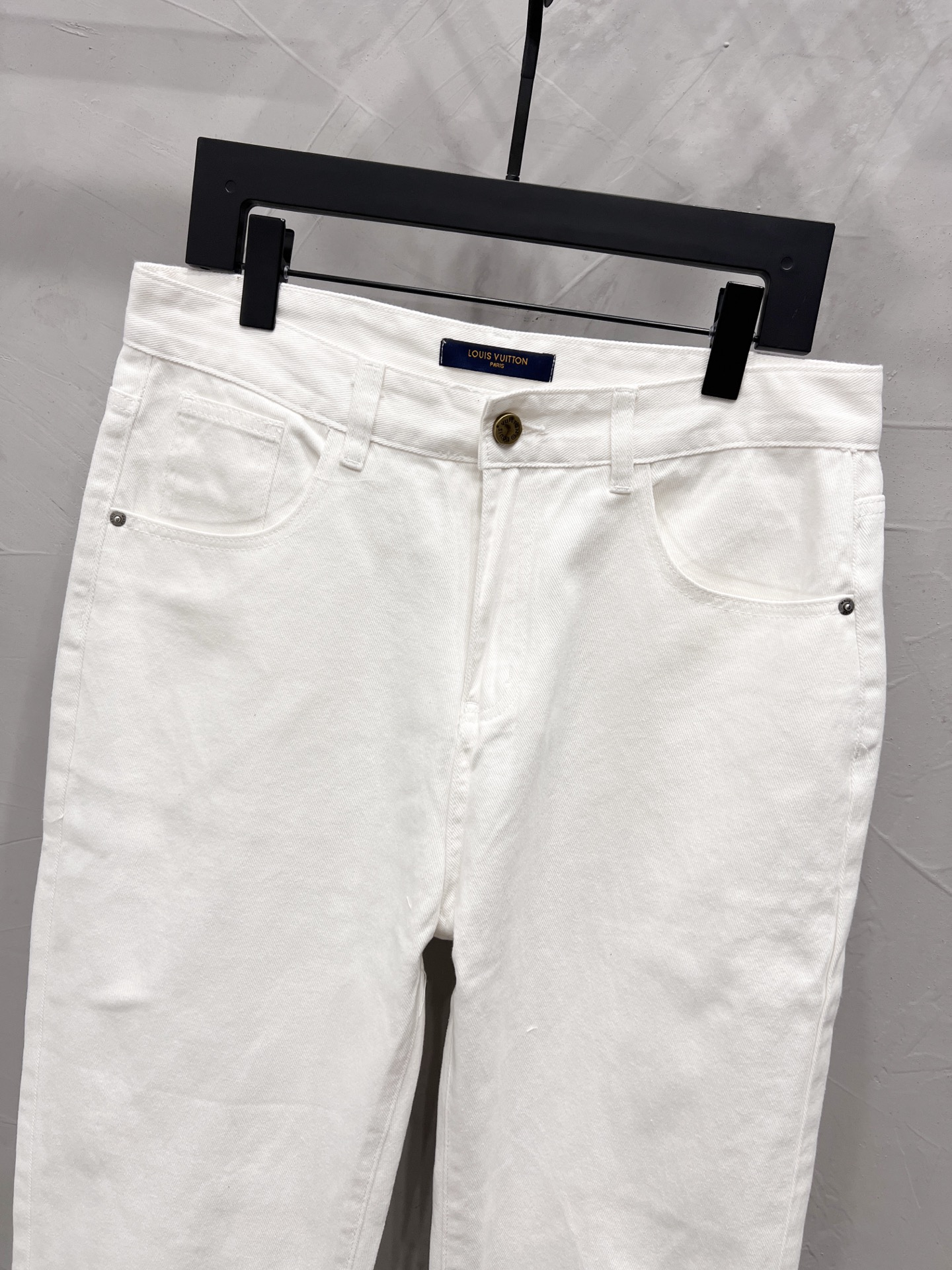 P190



款号：【M2005】
LOUIS VUITTON SS26 口袋风景印花直筒牛仔裤
顶级天花板品质 
不同水洗质感的款式，对腿细腿粗人士十分友好，直筒修身的版型十分修饰腿型 永不过时的适中长度，搭配起来轻松随意，各种风格的造型基础，衣橱中的必备款！
面料硬挺的同时又做到了上身柔软而不失质感的效果，
洗水工艺更是做到了极致，人手必备款！！！
水洗麦 吊牌 裤标 三标齐全
Color：白
Size：28、30、32、34、36