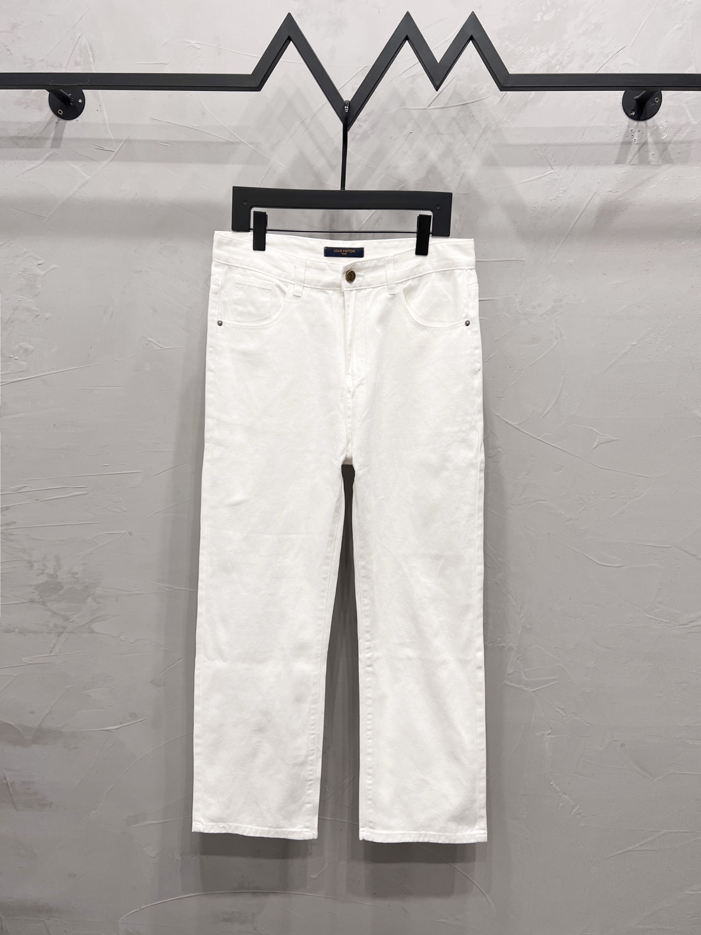 P190



款号：【M2005】
LOUIS VUITTON SS26 口袋风景印花直筒牛仔裤
顶级天花板品质 
不同水洗质感的款式，对腿细腿粗人士十分友好，直筒修身的版型十分修饰腿型 永不过时的适中长度，搭配起来轻松随意，各种风格的造型基础，衣橱中的必备款！
面料硬挺的同时又做到了上身柔软而不失质感的效果，
洗水工艺更是做到了极致，人手必备款！！！
水洗麦 吊牌 裤标 三标齐全
Color：白
Size：28、30、32、34、36