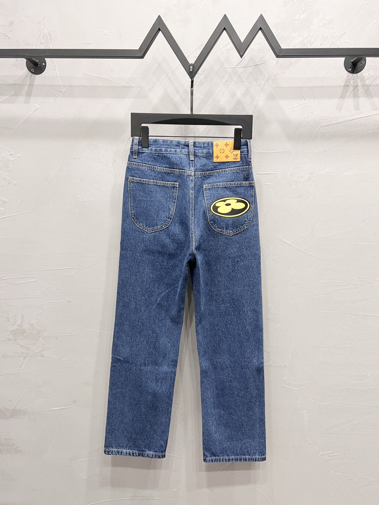 P190
款号:【M2006】
LOUIS VUITTON SS26 口袋卡通印花直筒牛仔裤
顶级天花板品质
不同水洗质感的款式,对腿细腿粗人士十分友好,直筒修身的版型十分修饰腿型 永不过时的适中长度,搭配起来轻松随意,各种风格的造型基础,衣橱中的必备款!
面料硬挺的同时又做到了上身柔软而不失质感的效果,
洗水工艺更是做到了极致,人手必备款!!!
水洗麦 吊牌 裤标 三标齐全
Color:深蓝
Size:28、30、32、34、36