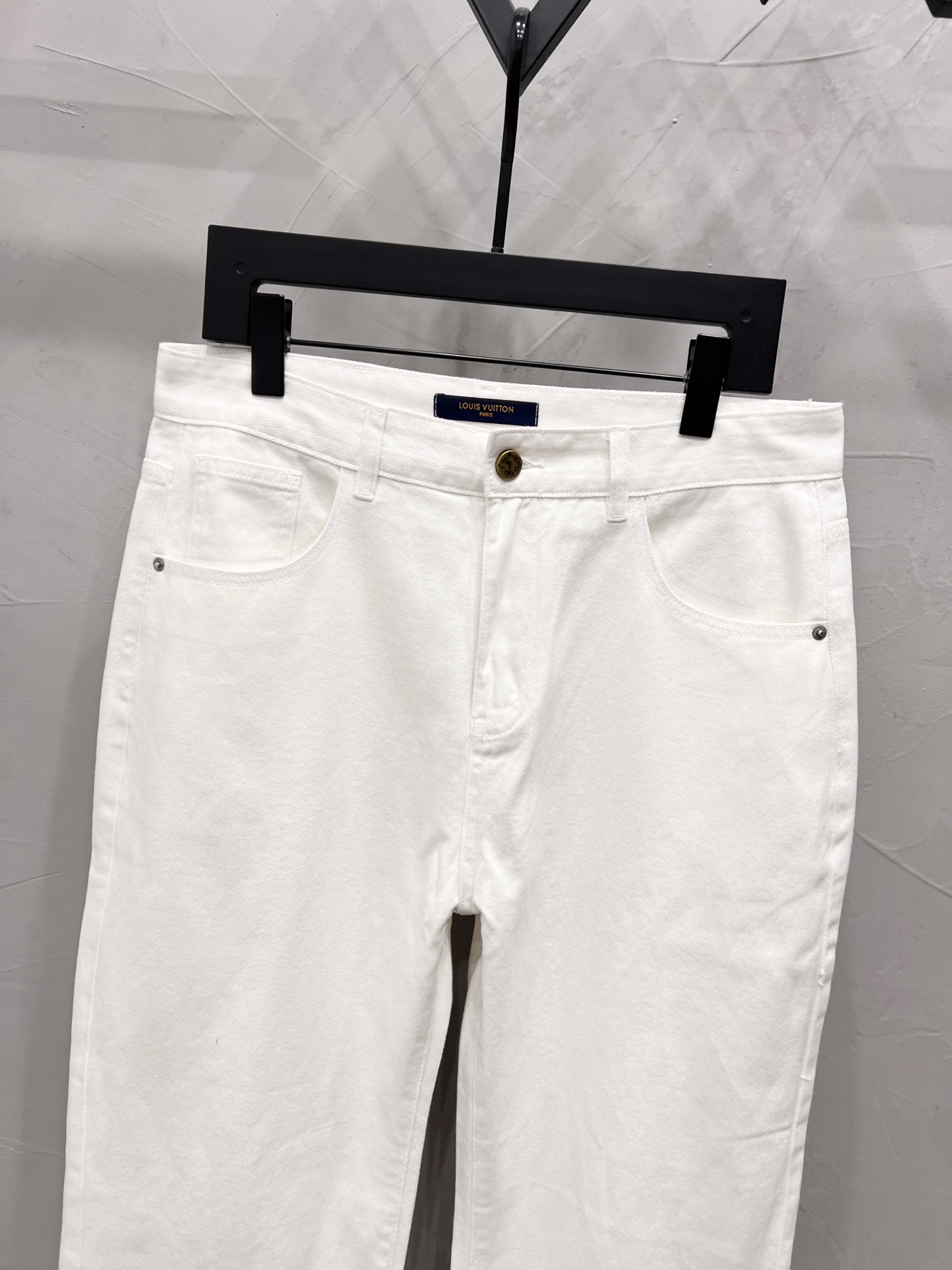 P190



款号：【M2009】
LOUIS VUITTON SS26 口袋卡通印花直筒牛仔裤
顶级天花板品质 
不同水洗质感的款式，对腿细腿粗人士十分友好，直筒修身的版型十分修饰腿型 永不过时的适中长度，搭配起来轻松随意，各种风格的造型基础，衣橱中的必备款！
面料硬挺的同时又做到了上身柔软而不失质感的效果，
洗水工艺更是做到了极致，人手必备款！！！
水洗麦 吊牌 裤标 三标齐全
Color：白
Size：28、30、32、34、36