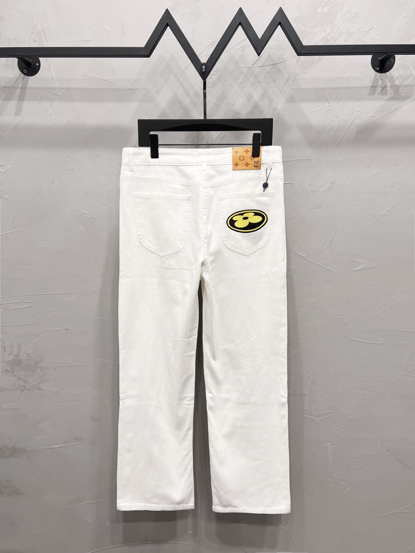 P190



款号：【M2009】
LOUIS VUITTON SS26 口袋卡通印花直筒牛仔裤
顶级天花板品质 
不同水洗质感的款式，对腿细腿粗人士十分友好，直筒修身的版型十分修饰腿型 永不过时的适中长度，搭配起来轻松随意，各种风格的造型基础，衣橱中的必备款！
面料硬挺的同时又做到了上身柔软而不失质感的效果，
洗水工艺更是做到了极致，人手必备款！！！
水洗麦 吊牌 裤标 三标齐全
Color：白
Size：28、30、32、34、36