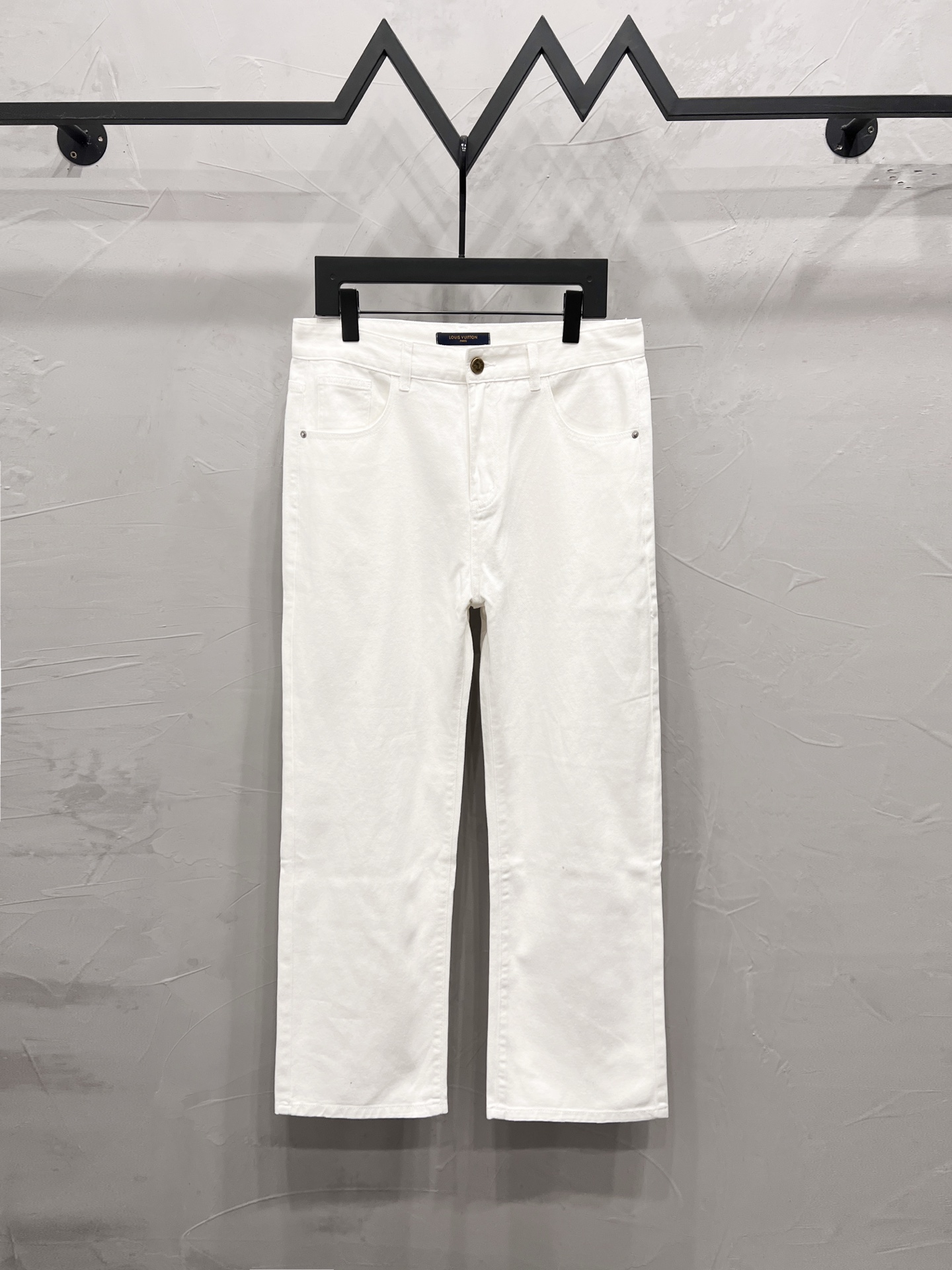 P190



款号：【M2009】
LOUIS VUITTON SS26 口袋卡通印花直筒牛仔裤
顶级天花板品质 
不同水洗质感的款式，对腿细腿粗人士十分友好，直筒修身的版型十分修饰腿型 永不过时的适中长度，搭配起来轻松随意，各种风格的造型基础，衣橱中的必备款！
面料硬挺的同时又做到了上身柔软而不失质感的效果，
洗水工艺更是做到了极致，人手必备款！！！
水洗麦 吊牌 裤标 三标齐全
Color：白
Size：28、30、32、34、36