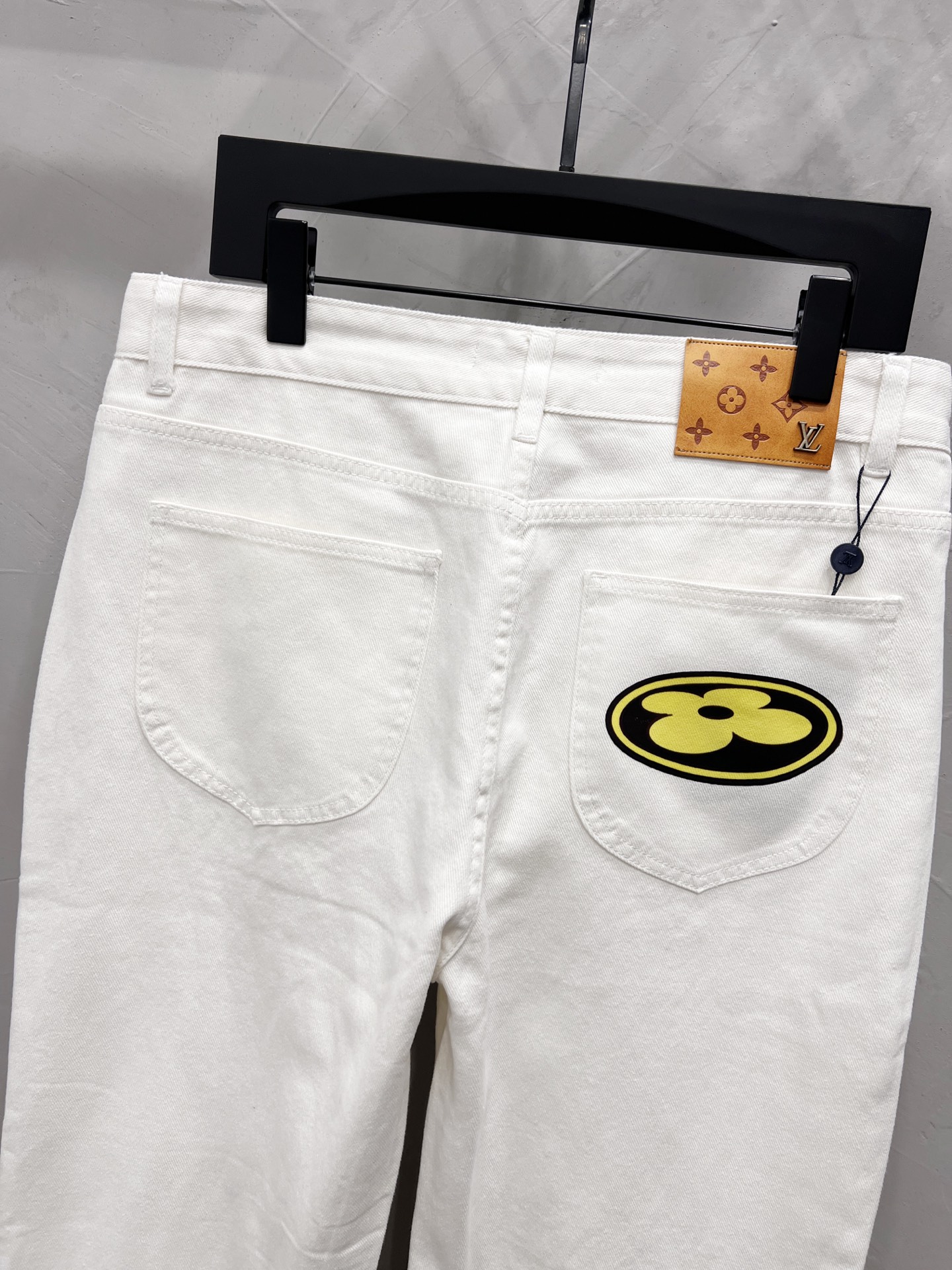 P190



款号：【M2009】
LOUIS VUITTON SS26 口袋卡通印花直筒牛仔裤
顶级天花板品质 
不同水洗质感的款式，对腿细腿粗人士十分友好，直筒修身的版型十分修饰腿型 永不过时的适中长度，搭配起来轻松随意，各种风格的造型基础，衣橱中的必备款！
面料硬挺的同时又做到了上身柔软而不失质感的效果，
洗水工艺更是做到了极致，人手必备款！！！
水洗麦 吊牌 裤标 三标齐全
Color：白
Size：28、30、32、34、36