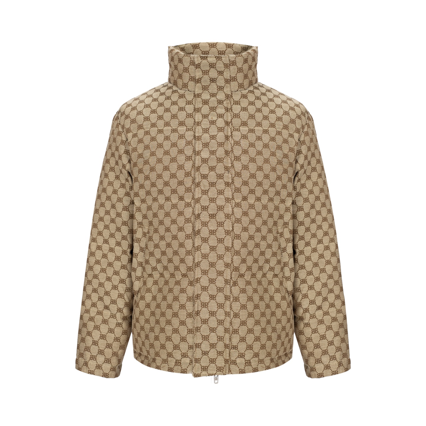 p209
款号:【Y100】
羽绒服 Balenciaga x GUCCI 巴黎世家古驰SS23联名 双B满印提花元素茧型羽绒服-  轻奢主义 男女日常通勤穿搭必备单品  
面料：定制高密度帆布定染后在进行提花作业 工艺复杂  
填充：填充物为国标白鸭绒 双层内胆 不跑绒  蓬松度拉满 保暖极佳
  拉链：拉链定做原版染色拉链 批量定染 工费与时间 非常长
  做工：外贸大厂订单 
  男女同款在售，情侣穿搭特别好看！上身显瘦版型，无压力驾驭任何大型商务场合以及高端私人会所！强烈推荐入手！  
颜色：卡其 黑色 
  M衣长66 胸围115+肩宽49 袖长64
 L衣长68胸围120+肩宽50 袖长64 
XL衣长70胸围130+肩宽53 袖长64 
XXL衣长72胸围138+肩宽55 袖长65