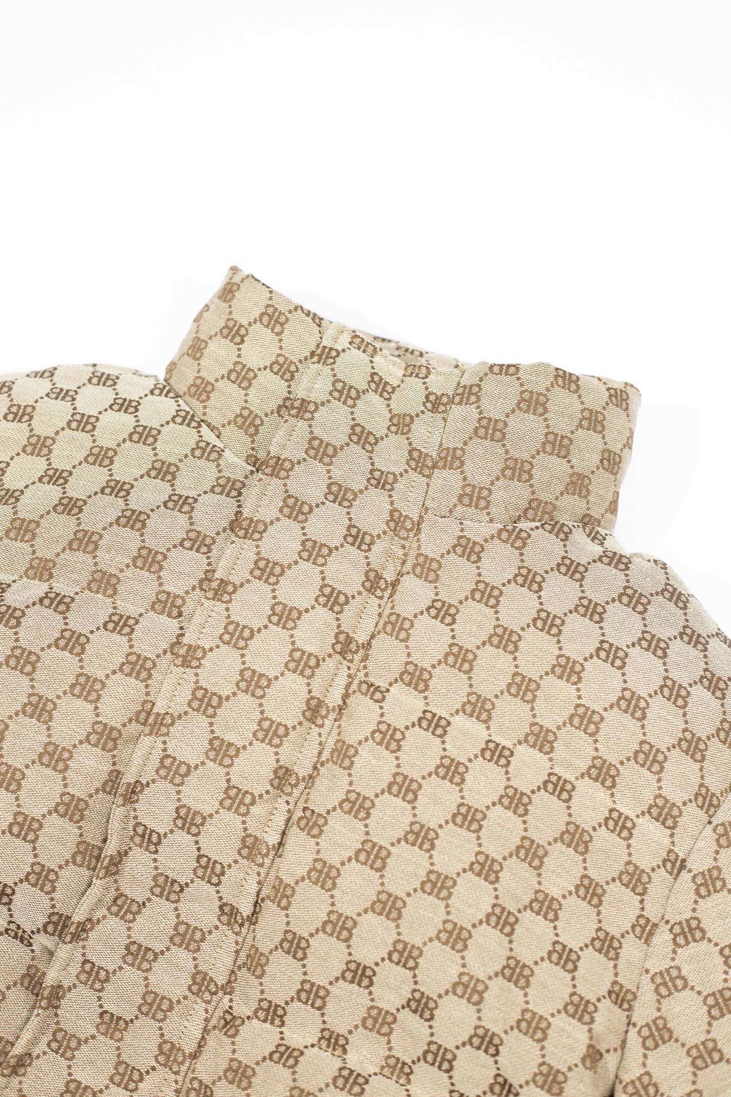 款号:【Y100】 羽绒服 Balenciaga x GUCCI 巴黎世家古驰SS23联名 双B满印提花元素茧型羽绒服- 轻奢主义 男女日常通勤穿搭必备单品 面料:定制高密度帆布定染后在进行提花作业 工艺复杂 填充:填充物为国标白鸭绒 双层内胆 不跑绒 蓬松度拉满 保暖极佳 拉链:拉链定做原版染色拉链 批量定染 工费与时间 非常长 做工:外贸大厂订单 男女同款在售,情侣穿搭特别好看!上身显瘦版型,无压力驾驭任何大型商务场合以及高端私人会所!强烈推荐入手! 颜色:卡其 黑色 M衣长66 胸围115+肩宽49 袖长64 L衣长68胸围120+肩宽50 袖长64 XL衣长70胸围130+肩宽53 袖长64 XXL衣长72胸围138+肩宽55 袖长65