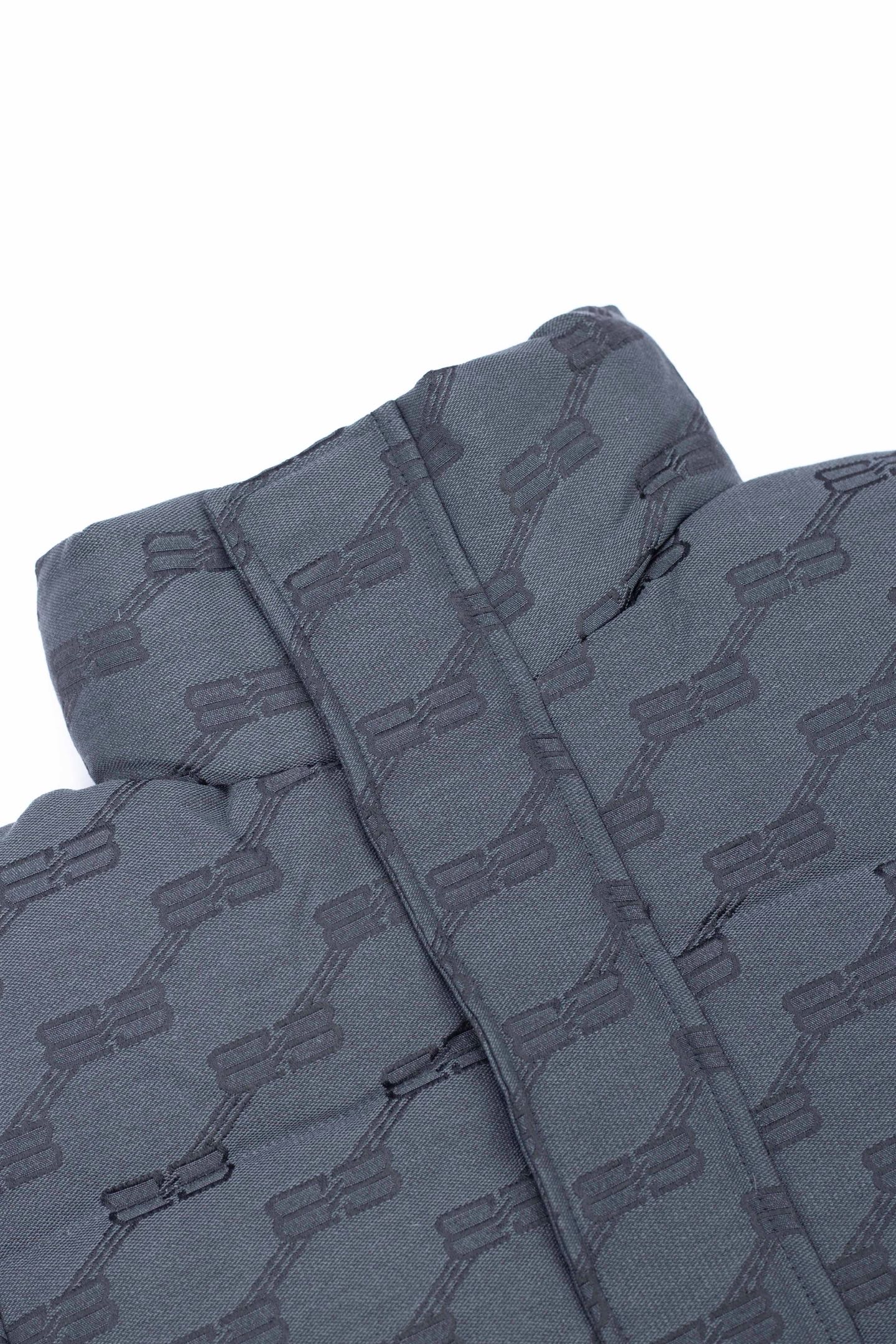 款号:【Y101】 羽绒服 Balenciaga x GUCCI 巴黎世家古驰SS23联名 双B满印提花元素茧型羽绒服- 轻奢主义 男女日常通勤穿搭必备单品 面料:定制高密度帆布定染后在进行提花作业 工艺复杂 填充:填充物为国标白鸭绒 双层内胆 不跑绒 蓬松度拉满 保暖极佳 拉链:拉链定做原版染色拉链 批量定染 工费与时间 非常长 做工:外贸大厂订单 男女同款在售,情侣穿搭特别好看!上身显瘦版型,无压力驾驭任何大型商务场合以及高端私人会所!强烈推荐入手! 颜色:卡其 黑色 M衣长66 胸围115+肩宽49 袖长64 L衣长68胸围120+肩宽50 袖长64 XL衣长70胸围130+肩宽53 袖长64 XXL衣长72胸围138+肩宽55 袖长65