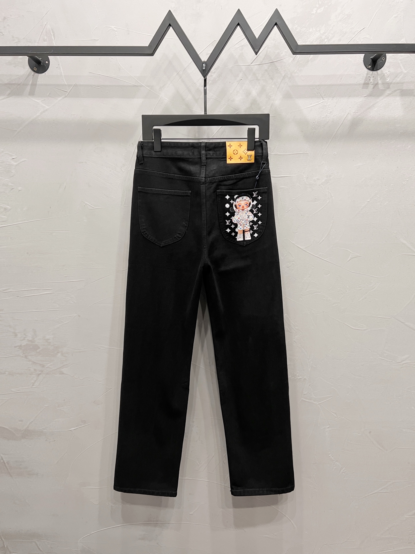 款号:【M2103】 LOUIS VUITTON SS25 卡通印花口袋直筒牛仔裤 男女同款 顶级天花板品质 不同水洗质感的款式,对腿细腿粗人士十分友好,直筒修身的版型十分修饰腿型 永不过时的适中长度,搭配起来轻松随意,各种风格的造型基础,衣橱中的必备款! 面料硬挺的同时又做到了上身柔软而不失质感的效果, 洗水工艺更是做到了极致,人手必备款 水洗麦 吊牌 裤标 三标齐全 Color:黑