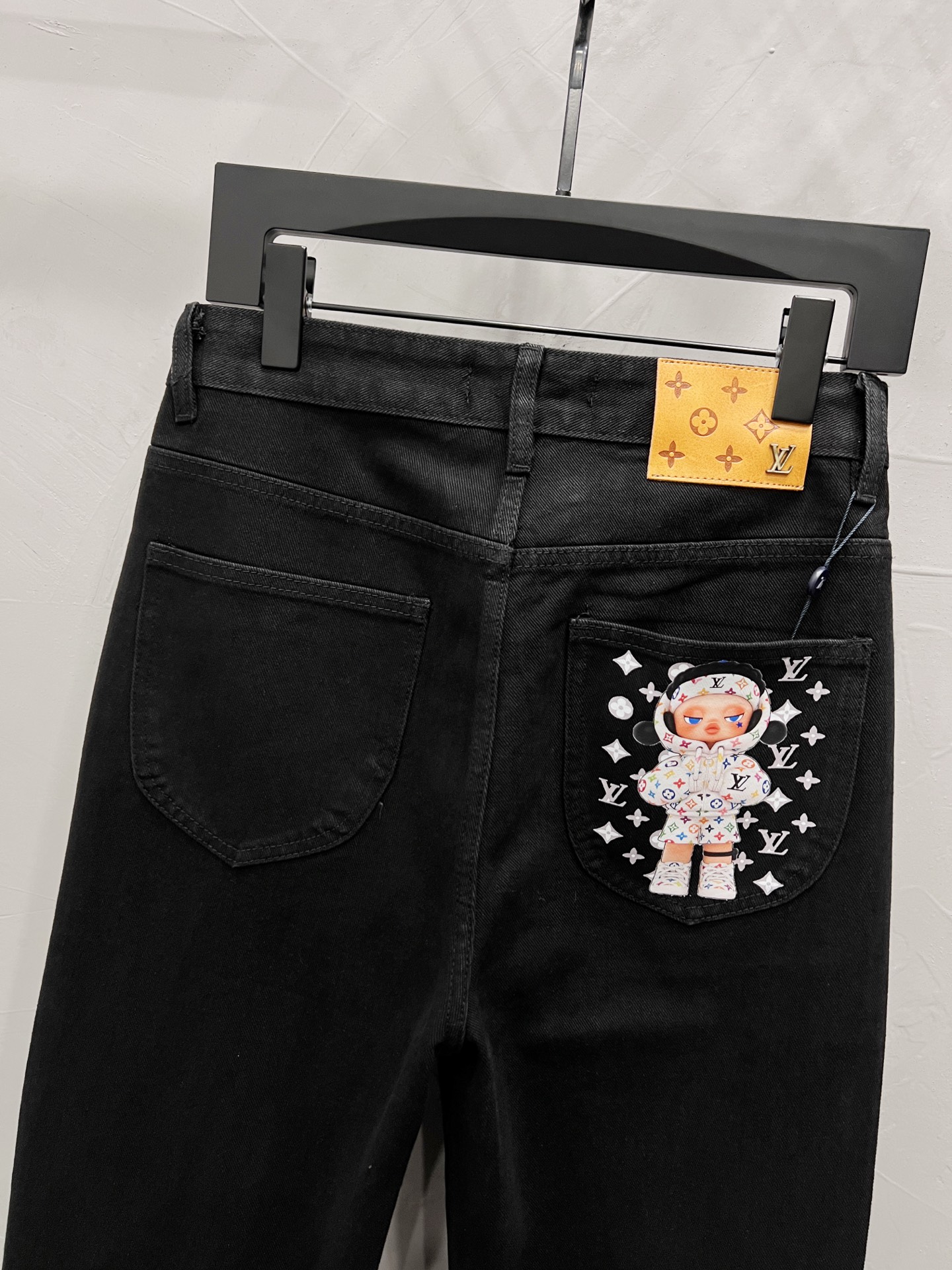 款号:【M2103】 LOUIS VUITTON SS25 卡通印花口袋直筒牛仔裤 男女同款 顶级天花板品质 不同水洗质感的款式,对腿细腿粗人士十分友好,直筒修身的版型十分修饰腿型 永不过时的适中长度,搭配起来轻松随意,各种风格的造型基础,衣橱中的必备款! 面料硬挺的同时又做到了上身柔软而不失质感的效果, 洗水工艺更是做到了极致,人手必备款 水洗麦 吊牌 裤标 三标齐全 Color:黑