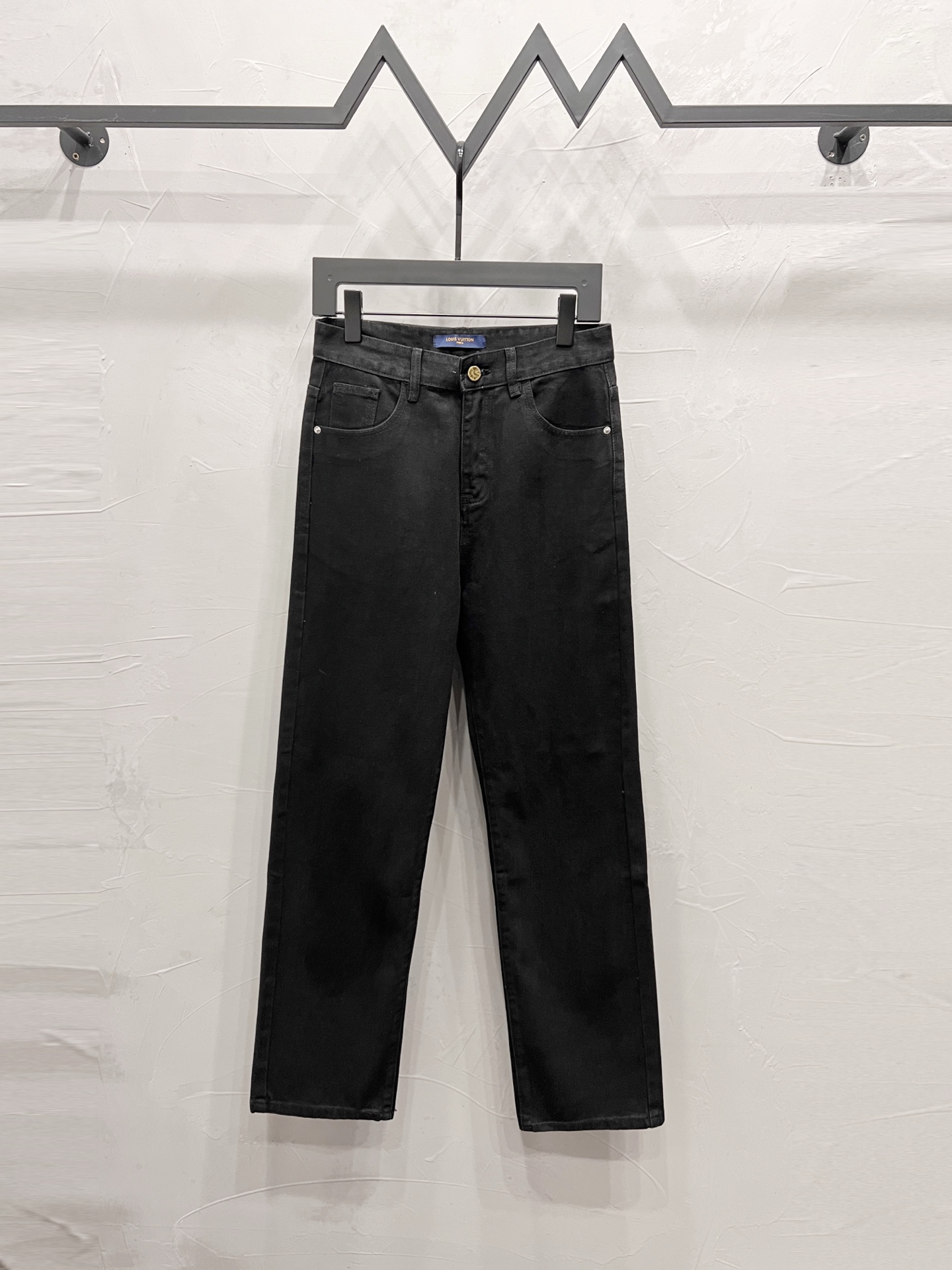 款号:【M2103】 LOUIS VUITTON SS25 卡通印花口袋直筒牛仔裤 男女同款 顶级天花板品质 不同水洗质感的款式,对腿细腿粗人士十分友好,直筒修身的版型十分修饰腿型 永不过时的适中长度,搭配起来轻松随意,各种风格的造型基础,衣橱中的必备款! 面料硬挺的同时又做到了上身柔软而不失质感的效果, 洗水工艺更是做到了极致,人手必备款 水洗麦 吊牌 裤标 三标齐全 Color:黑