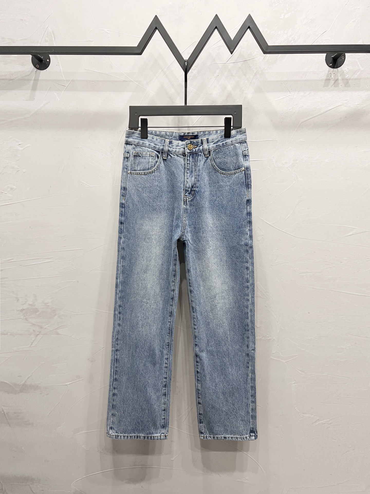 款号:【M2104】 LOUIS VUITTON SS25 卡通印花口袋直筒牛仔裤 男女同款 顶级天花板品质 不同水洗质感的款式,对腿细腿粗人士十分友好,直筒修身的版型十分修饰腿型 永不过时的适中长度,搭配起来轻松随意,各种风格的造型基础,衣橱中的必备款! 面料硬挺的同时又做到了上身柔软而不失质感的效果, 洗水工艺更是做到了极致,人手必备款 水洗麦 吊牌 裤标 三标齐全 Color:浅