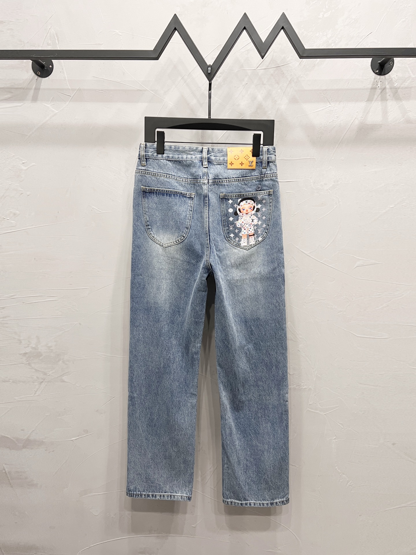 款号:【M2104】 LOUIS VUITTON SS25 卡通印花口袋直筒牛仔裤 男女同款 顶级天花板品质 不同水洗质感的款式,对腿细腿粗人士十分友好,直筒修身的版型十分修饰腿型 永不过时的适中长度,搭配起来轻松随意,各种风格的造型基础,衣橱中的必备款! 面料硬挺的同时又做到了上身柔软而不失质感的效果, 洗水工艺更是做到了极致,人手必备款 水洗麦 吊牌 裤标 三标齐全 Color:浅