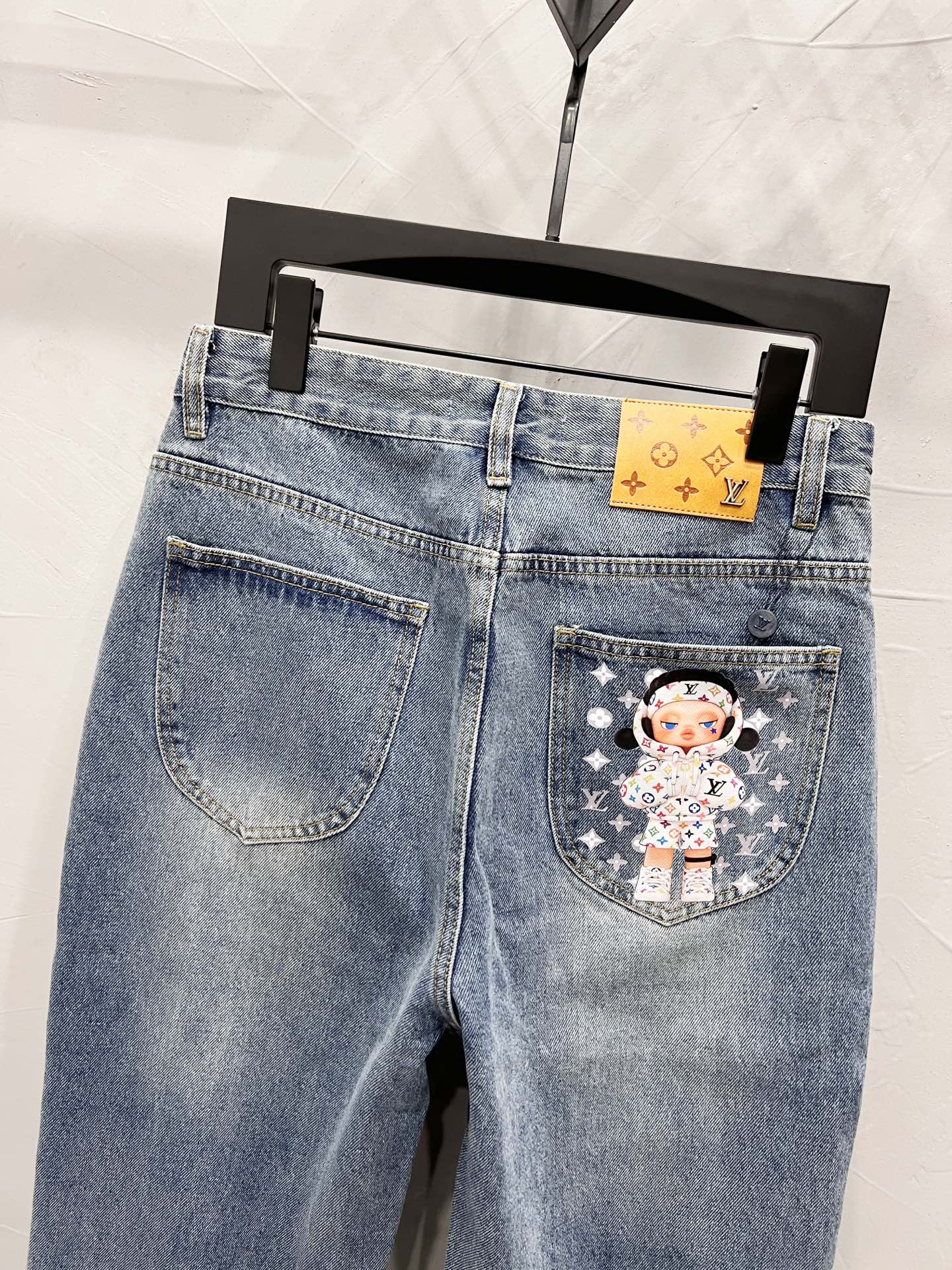 款号:【M2104】 LOUIS VUITTON SS25 卡通印花口袋直筒牛仔裤 男女同款 顶级天花板品质 不同水洗质感的款式,对腿细腿粗人士十分友好,直筒修身的版型十分修饰腿型 永不过时的适中长度,搭配起来轻松随意,各种风格的造型基础,衣橱中的必备款! 面料硬挺的同时又做到了上身柔软而不失质感的效果, 洗水工艺更是做到了极致,人手必备款 水洗麦 吊牌 裤标 三标齐全 Color:浅