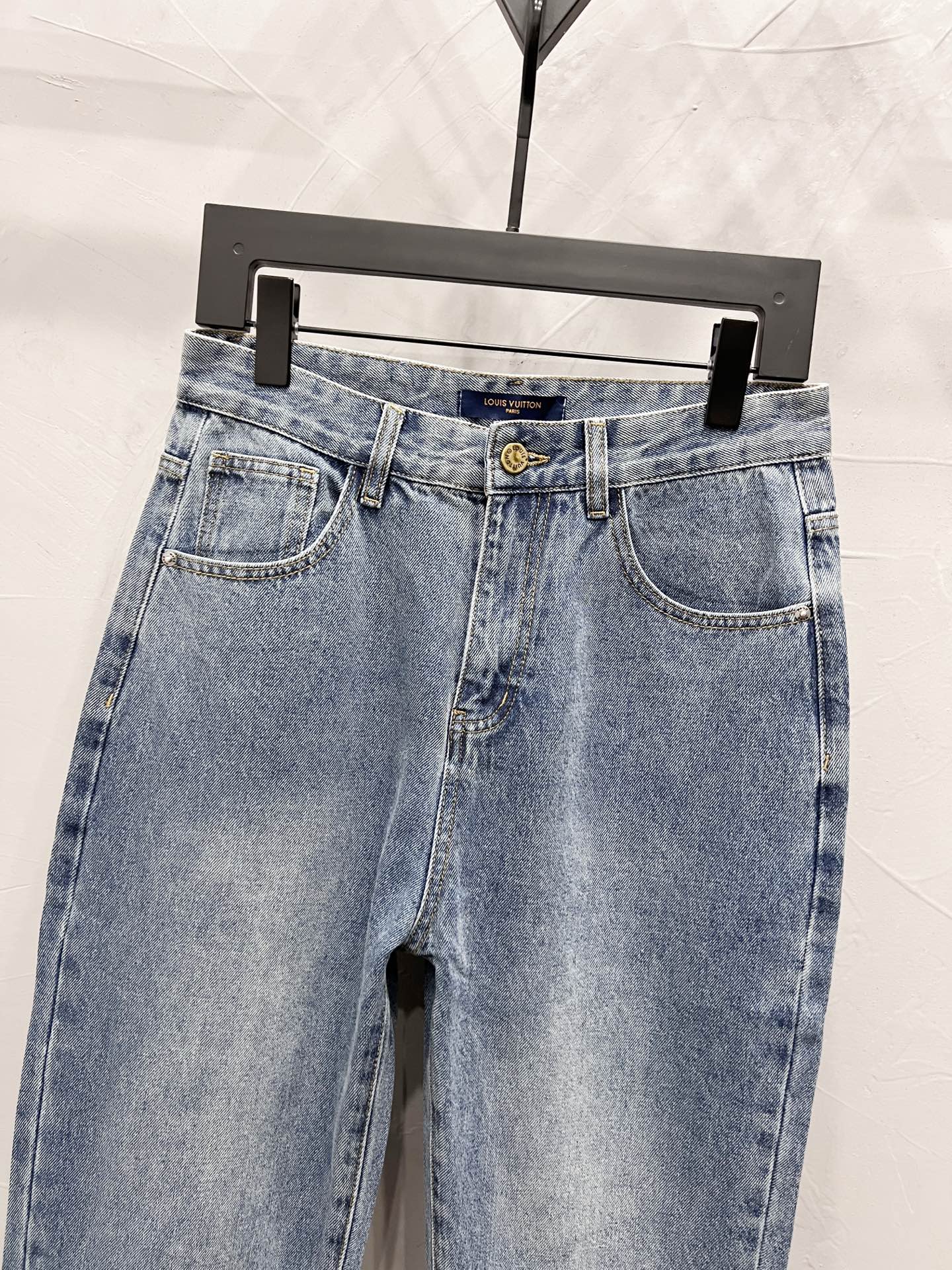 款号:【M2104】 LOUIS VUITTON SS25 卡通印花口袋直筒牛仔裤 男女同款 顶级天花板品质 不同水洗质感的款式,对腿细腿粗人士十分友好,直筒修身的版型十分修饰腿型 永不过时的适中长度,搭配起来轻松随意,各种风格的造型基础,衣橱中的必备款! 面料硬挺的同时又做到了上身柔软而不失质感的效果, 洗水工艺更是做到了极致,人手必备款 水洗麦 吊牌 裤标 三标齐全 Color:浅