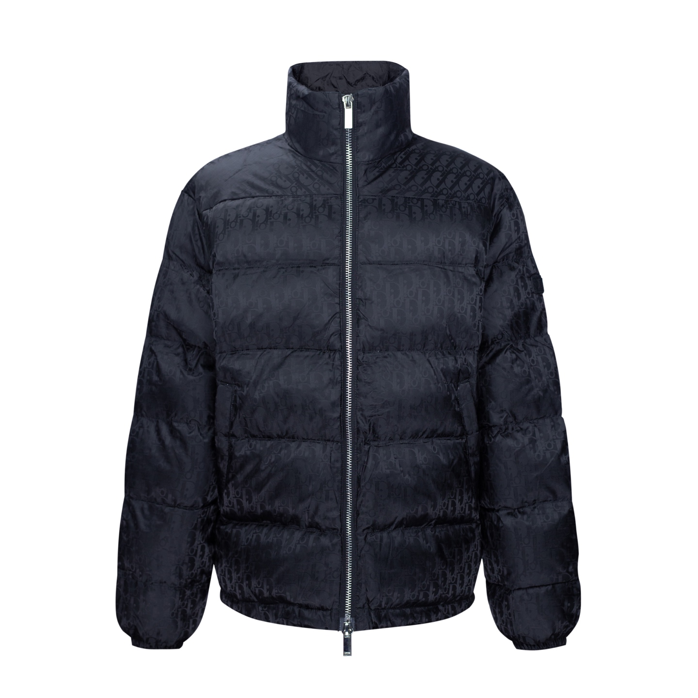 P355



款号:【Y118】
Dior & 迪奥 秋冬新款🆕情侣款羽绒服 原版1:1订制五金配件全进口原版定制 欢迎专柜对比 绝对的高品质 采用顶级90白鸭绒 超柔软 充羽量蓬松饱满 超级重工 面料做工杠杠的👍版型完美 注意⚠面料超舒服 男女（今年第一次做羽绒服 跑量价格 性价比高破天花板） 【顶级面料+特点: ✅羽绒涵量 90绒，克重约220–260g ✅全身采用LOGO满印 ✅以潮奢感入局，实现保暖有型双重达标 ✅需要单独定制，非常厚实，360度都有立体饱满的感觉！ ✅羽绒服运用了双层防绒内胆设计！防风性能超强 ✅五金 1:1 全定制复刻zp 工艺: 现货重磅大牛货! 最高版本明星同款情侣原厂出品，必定是好好的，这款羽绒服运用了双层防绒内胆设计！防风性能超强，冬天穿会非常保暖!白鸭绒填充，蓬松度高，零下十几度穿着也没问题❗ Color：黑色、银灰（爆款色系） 
Size：M–XXL