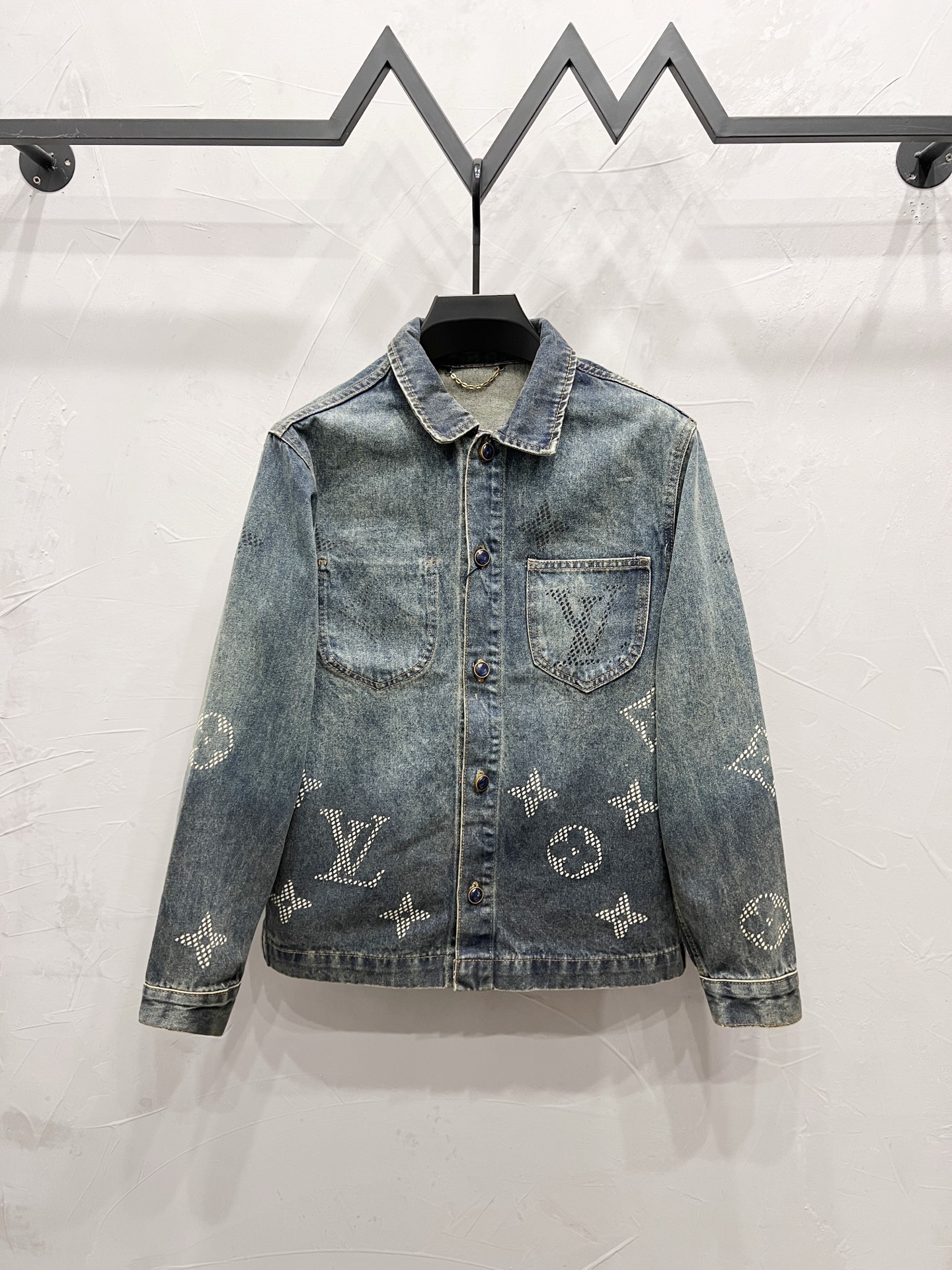 P155 Número de estilo: [M2010] LOUIS VUITTON SS26 chaqueta vaquera de manga larga con solapa y botonadura sencilla. Acc…