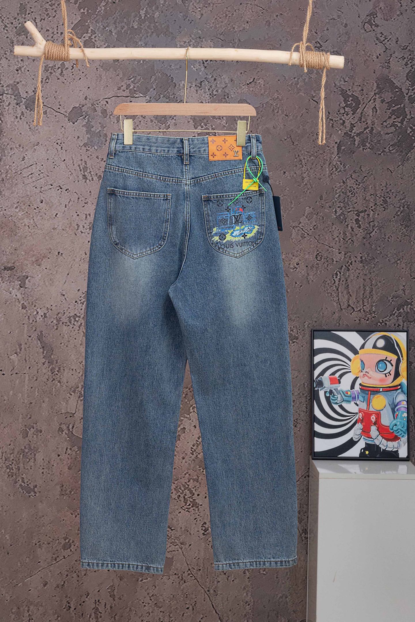 P120 Número de modelo: 【M2300】 LOUIS VUITTON SS26 Jeans rectos con estampado de caricatura en bolsillo, unisex, calidad…