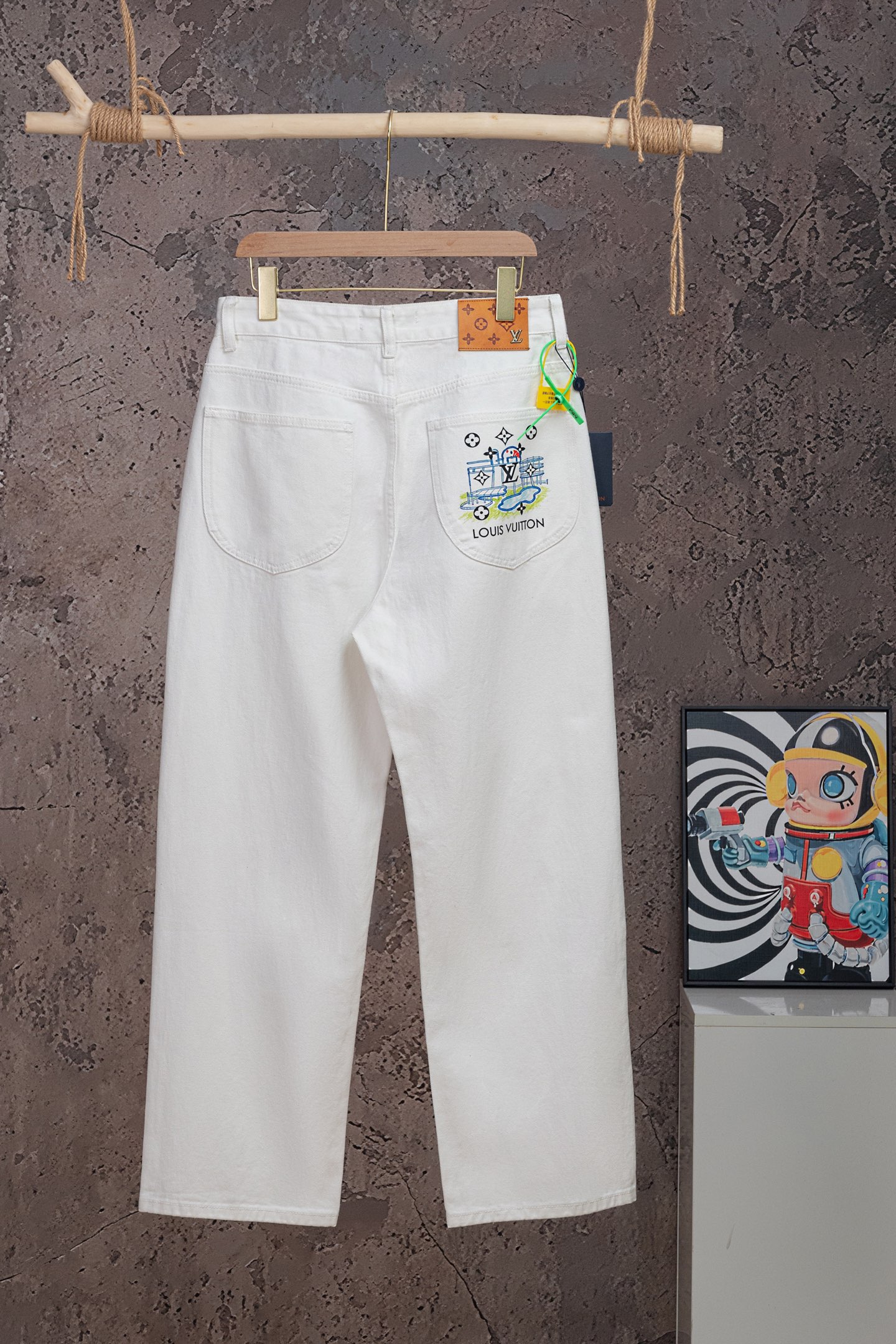 P120 Número de modelo: 【M2301】 LOUIS VUITTON SS26 Jeans rectos con estampado de caricatura en bolsillo, unisex, calidad…