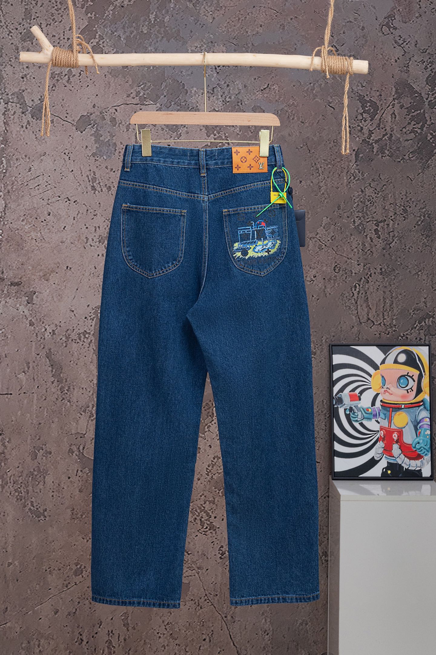 P120 Número de modelo: 【M2302】 LOUIS VUITTON SS26 Jeans rectos con estampado de caricatura en bolsillo, unisex, calidad…