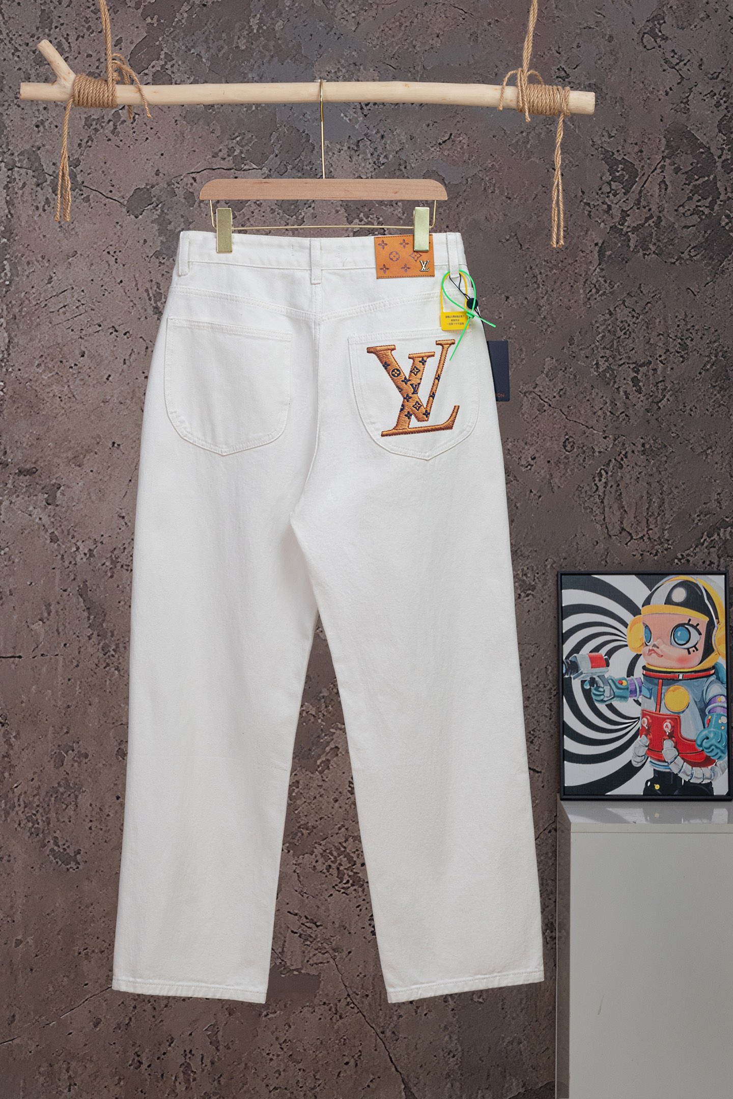 P120 Número de modelo: 【M2303】 LOUIS VUITTON SS26 Jeans rectos con estampado de logo en bolsillo, unisex, calidad de pr…