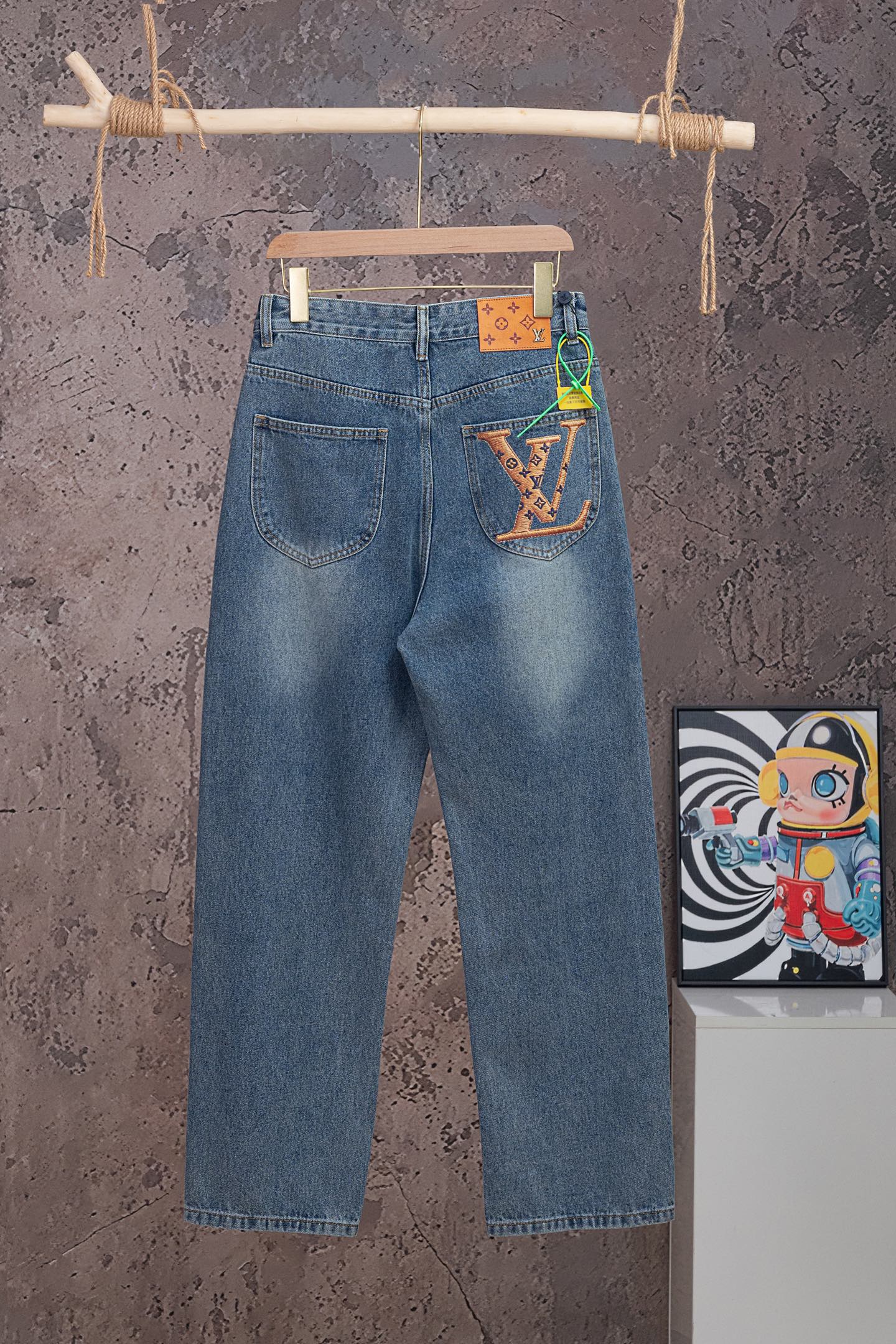 P120 N.º de modelo: 【M2304】 LOUIS VUITTON SS26 Jeans rectos con logo estampado en el bolsillo, unisex, calidad tope, di…