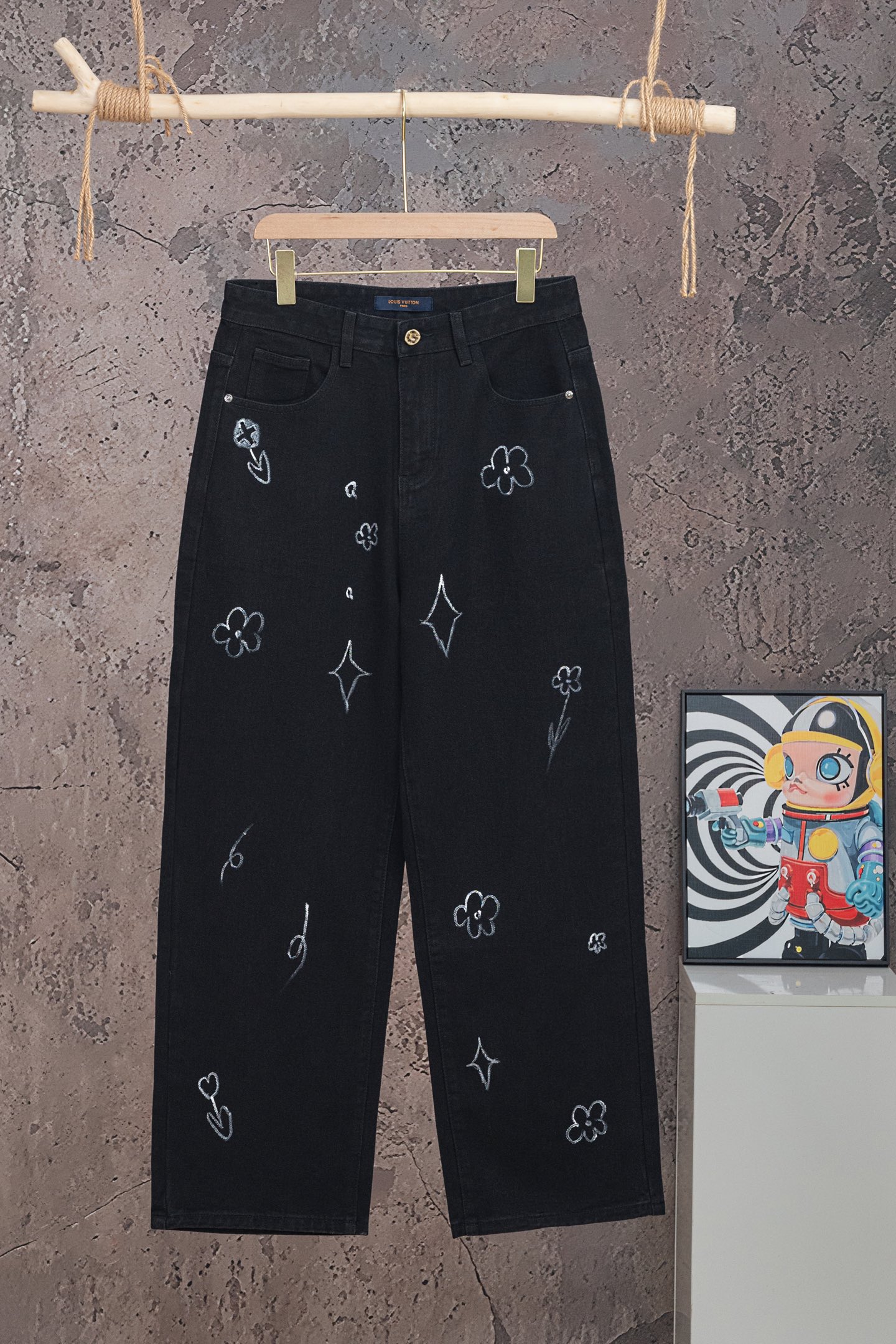 P120 N.º de modelo: 【M2307】 LOUIS VUITTON SS26 Jeans rectos con estampado pintado a mano, unisex, calidad tope, diferen…