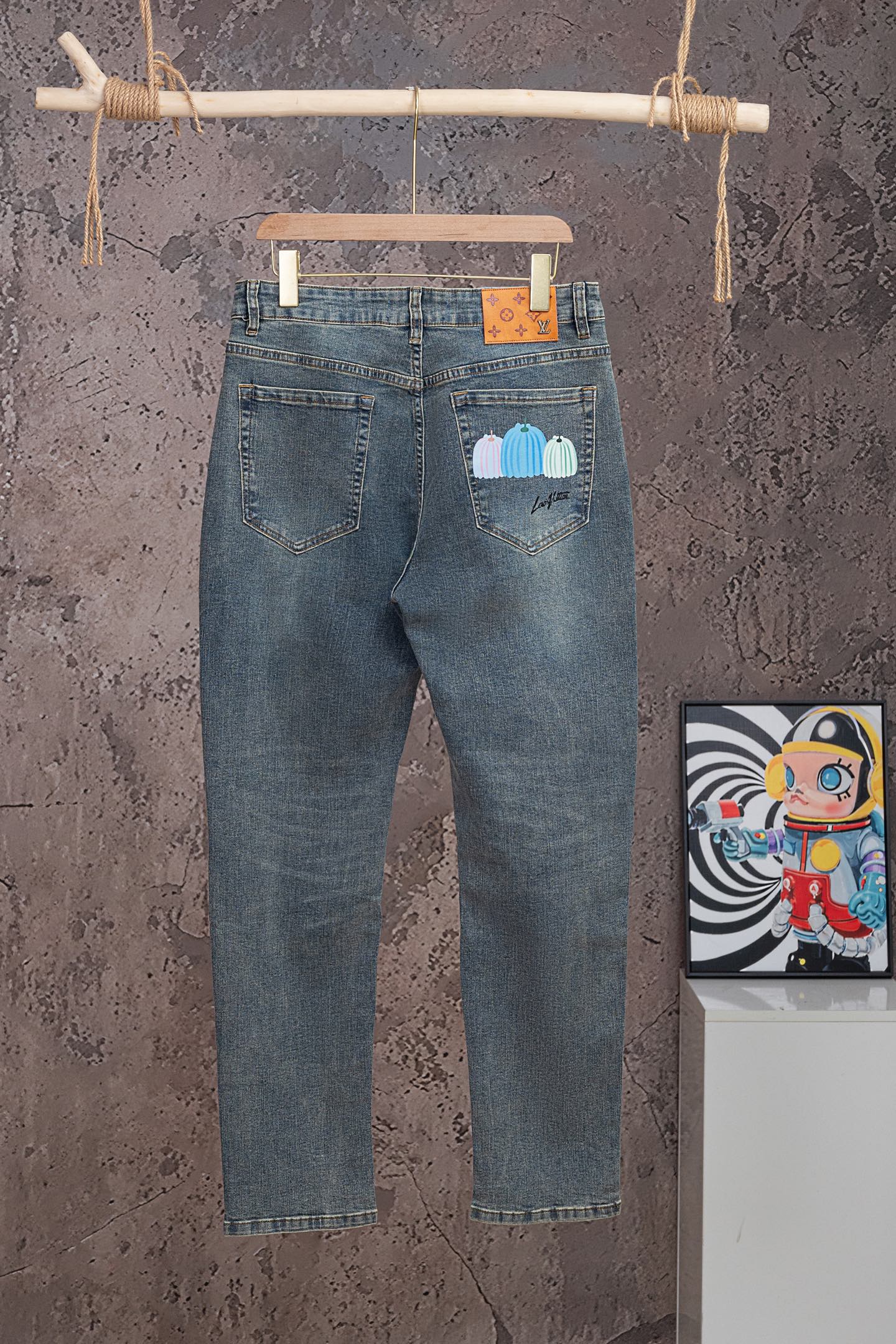 P120 N.º de modelo: 【M2320】 LOUIS VUITTON SS26 Jeans rectos con bolsillos y estampado de medusa, unisex, calidad de tec…