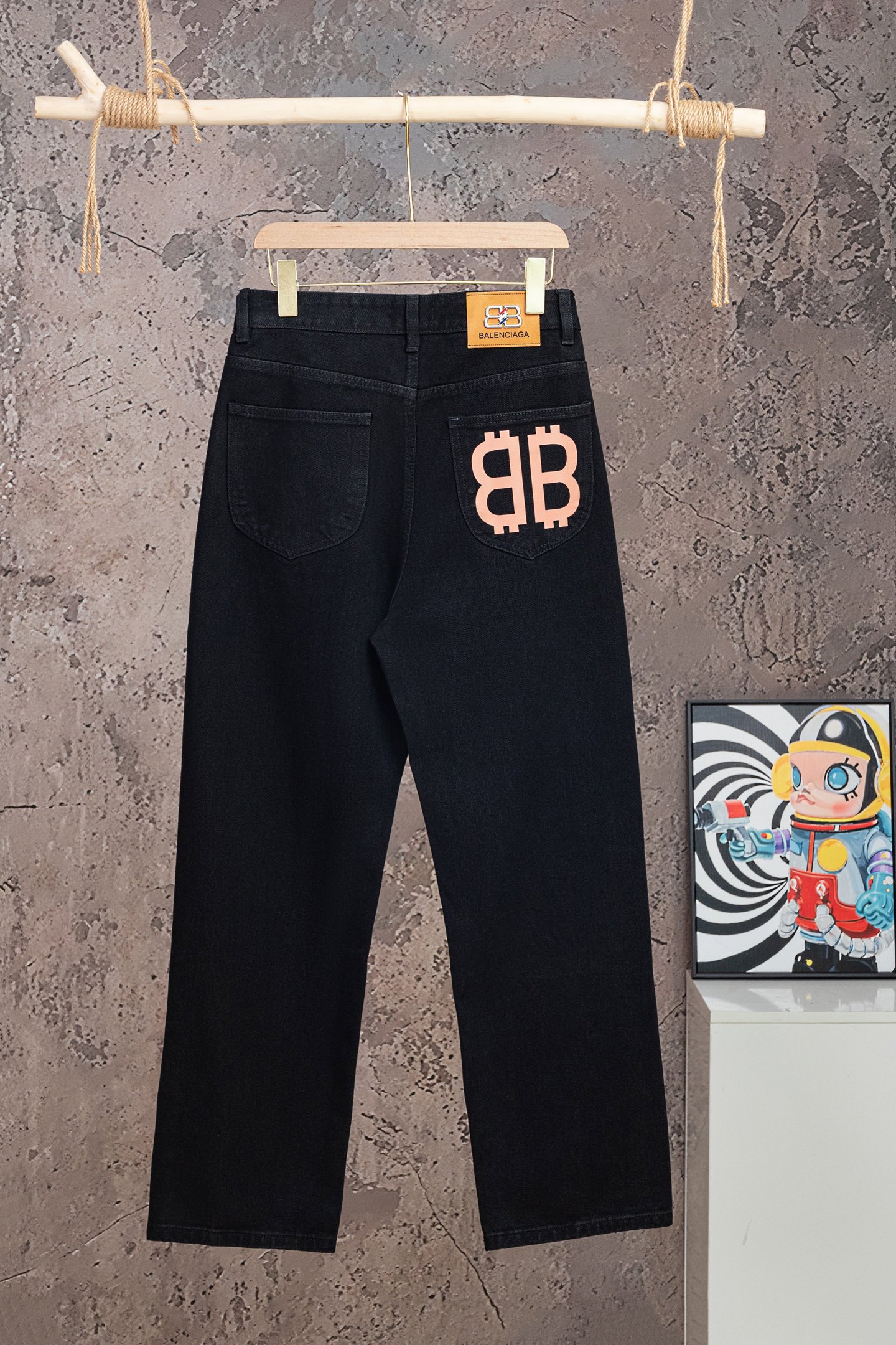 P120 Modelo: [M2318] Balenciaga, jeans rectos de mezclilla con bolsillos, logo impreso y cremallera, unisex, calidad de…